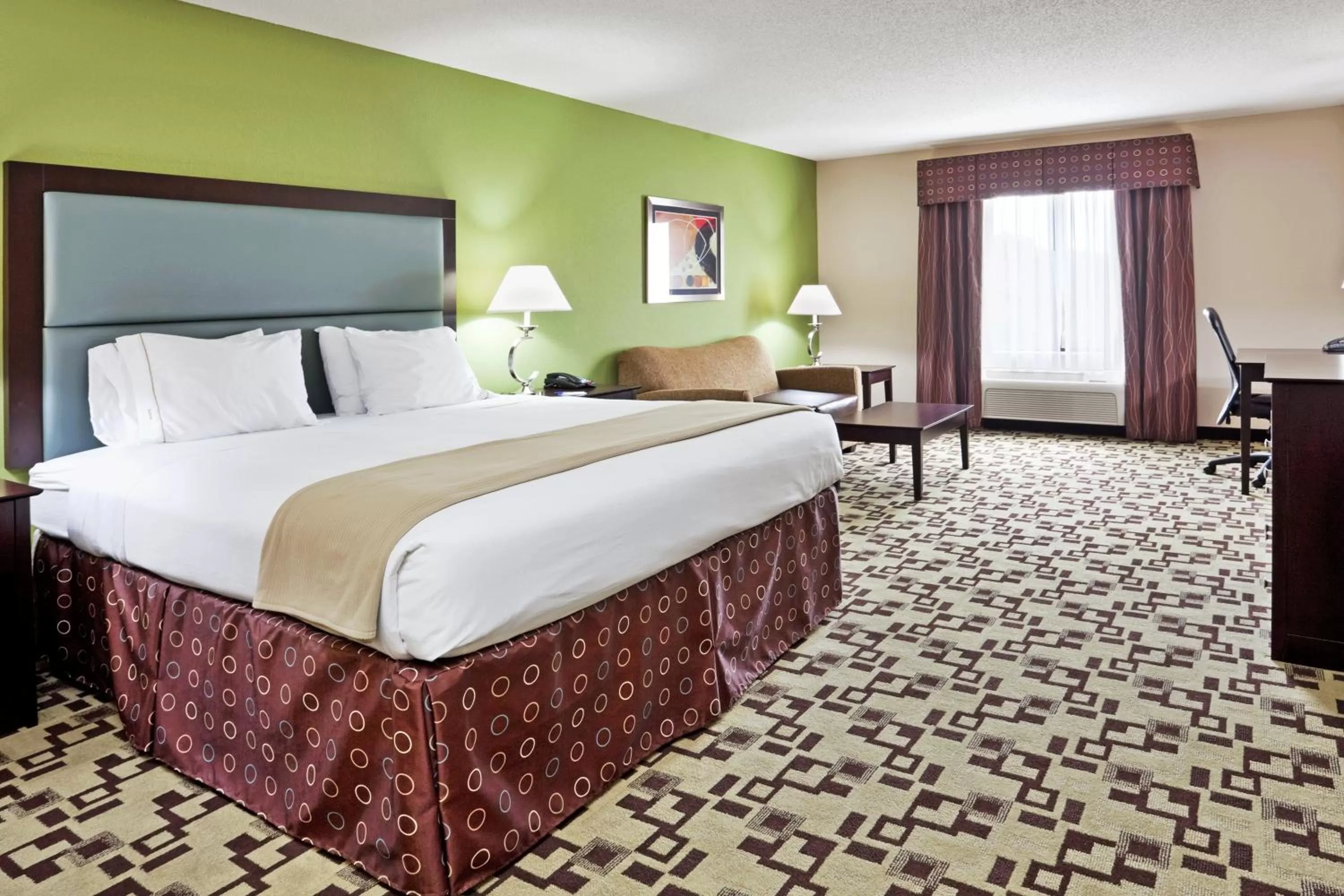 Photo of the whole room, Bed in Holiday Inn Express Troutville-Roanoke North by IHG