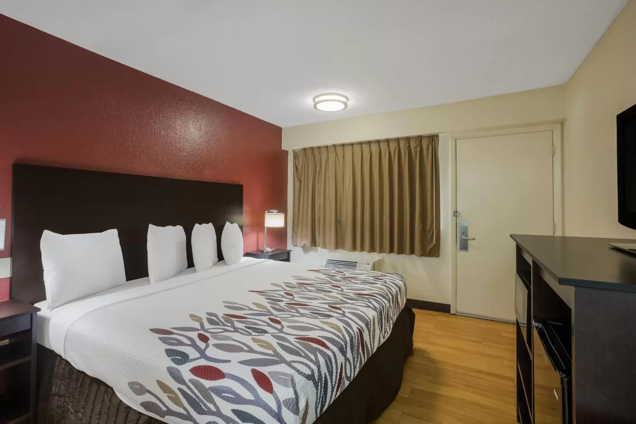 Deluxe King Room Smoking in Red Roof Inn Atlanta South - Morrow Deluxe King Room Smoking in Red Roof Inn Atlanta South - Morrow