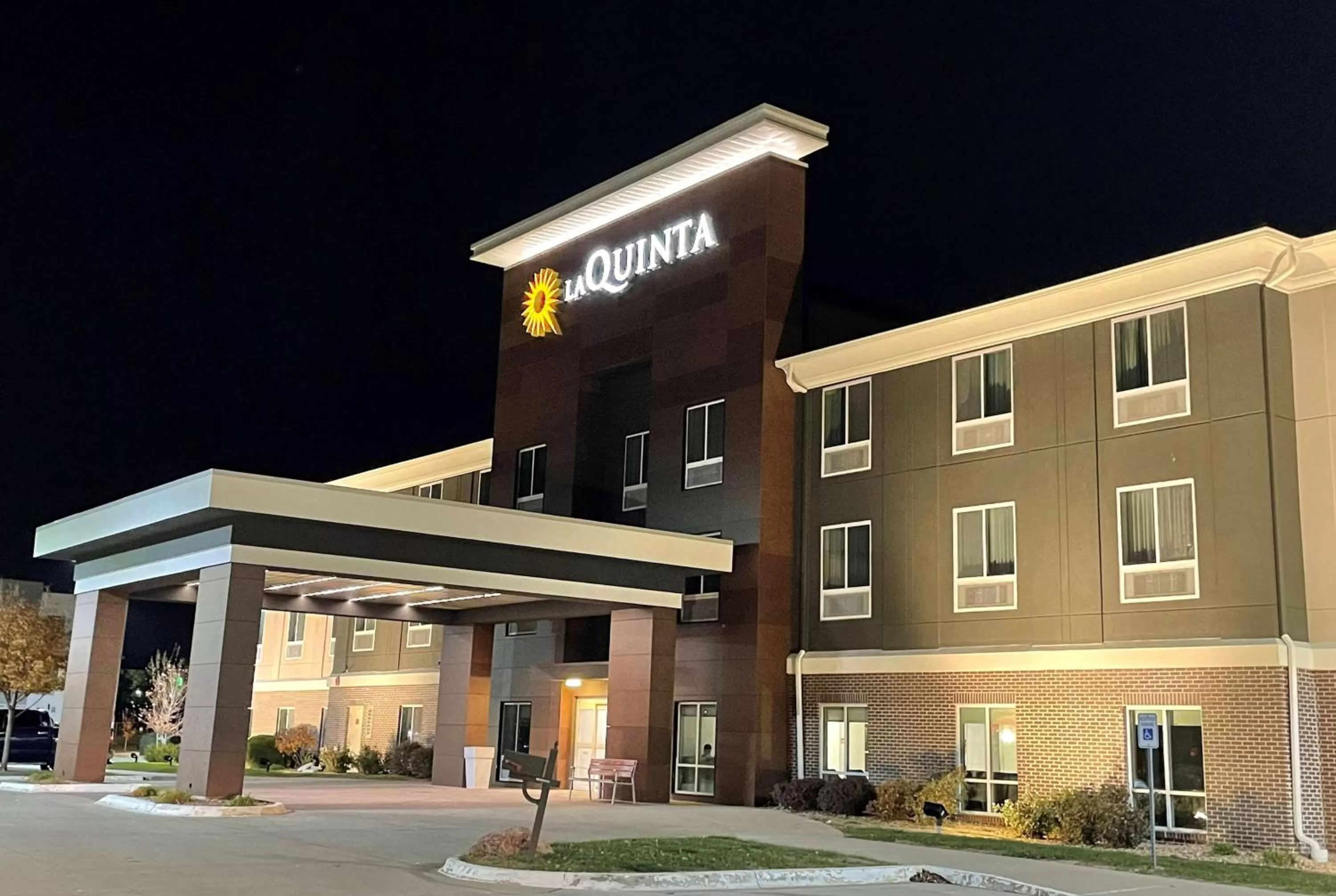 Property building in La Quinta Inn & Suites by Wyndham Ankeny IA - Des Moines IA