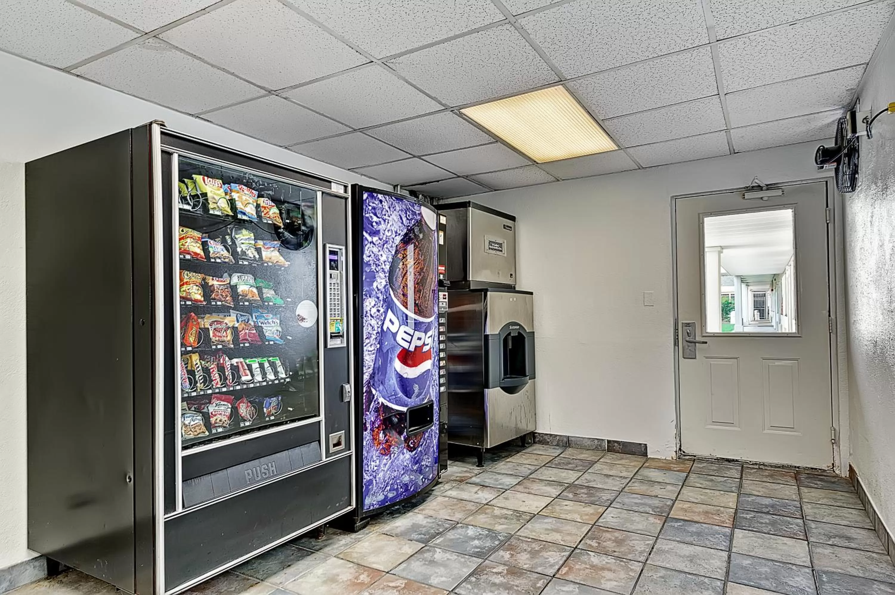 On-site shops in Motel 6-Villa Park, IL - Chicago West