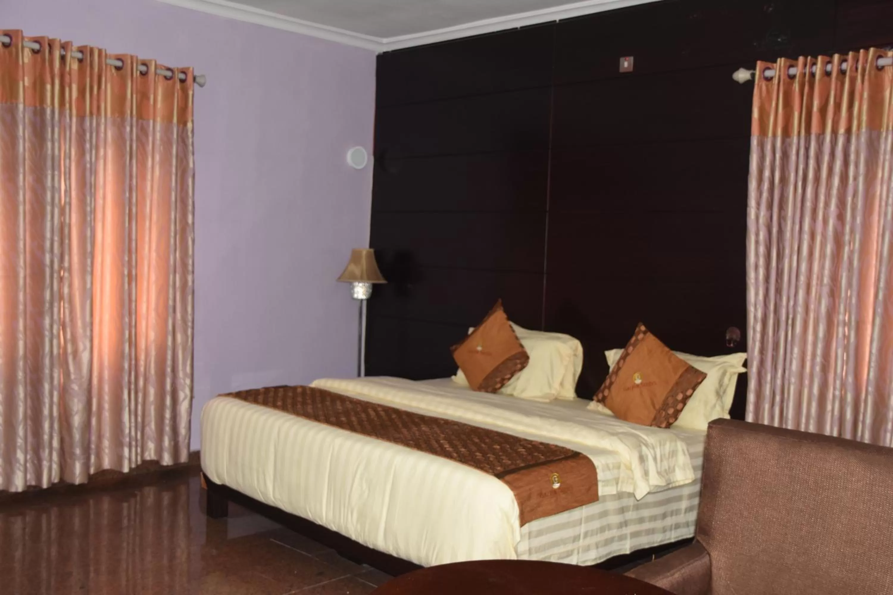 Bedroom, Bed in Galpin Suites