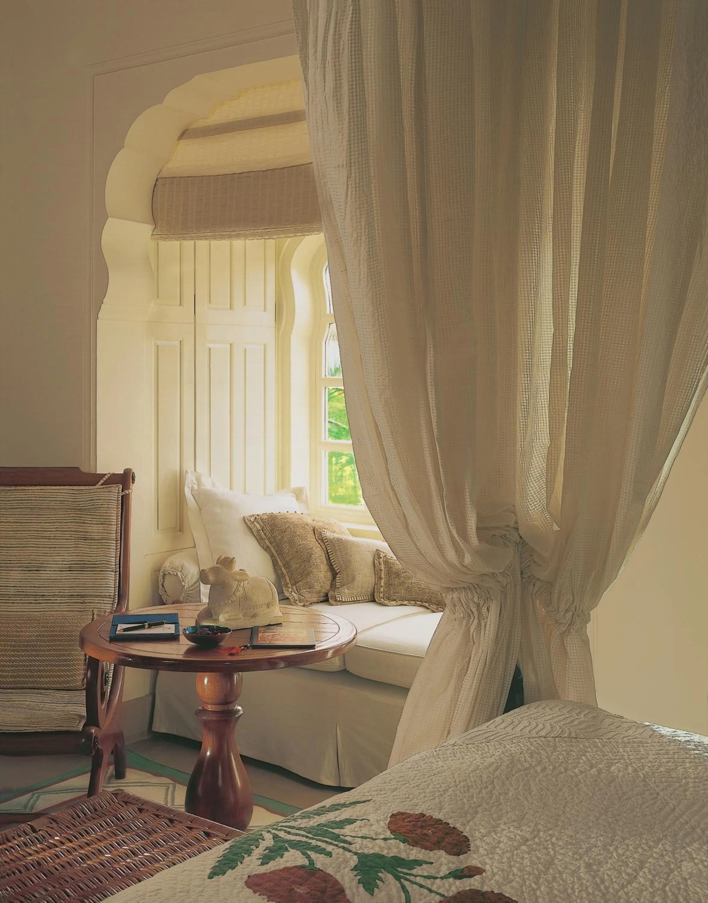 Seating area, Bed in The Oberoi Rajvilas Jaipur