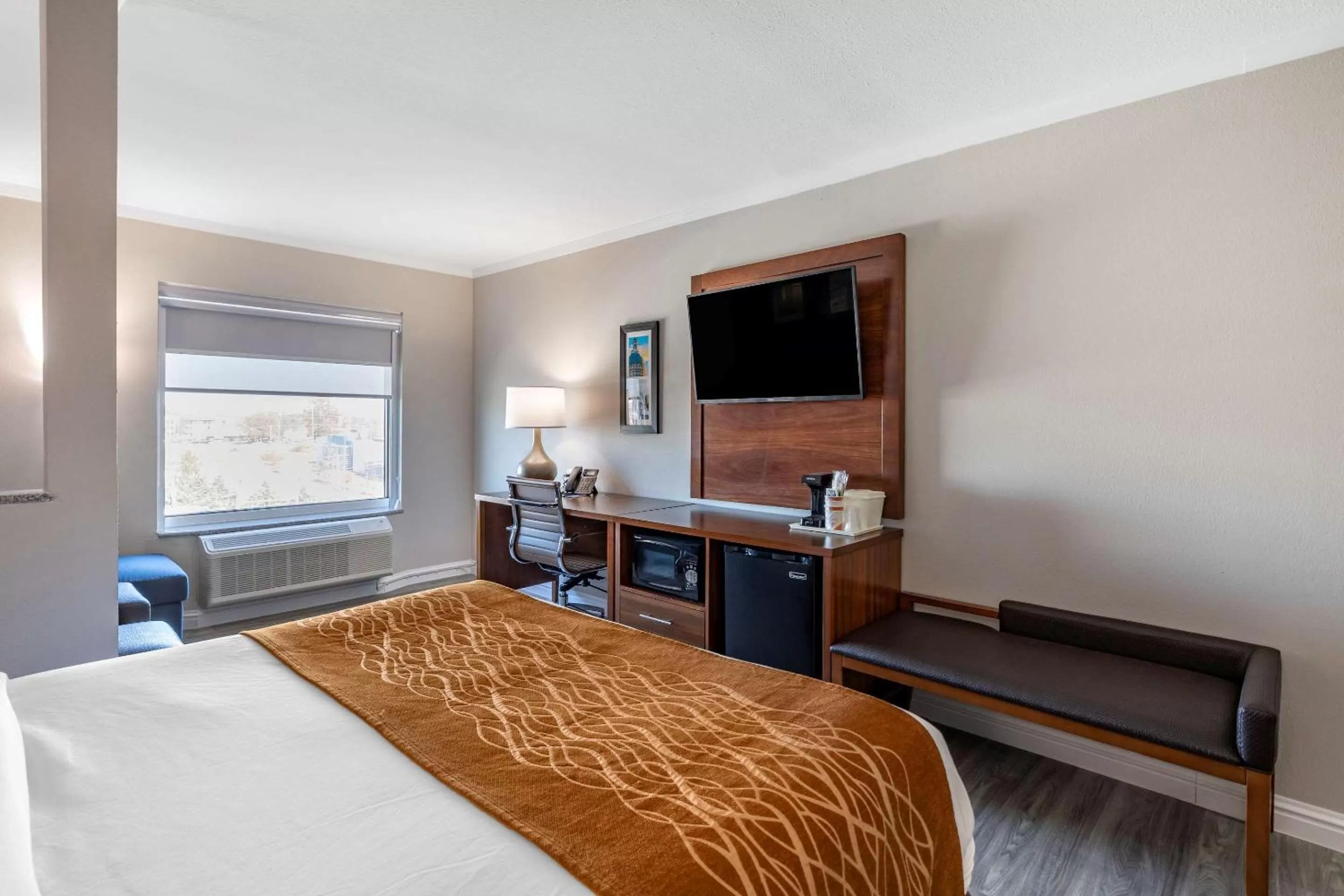 Bedroom, Bed in Comfort Suites St Louis - Sunset Hills