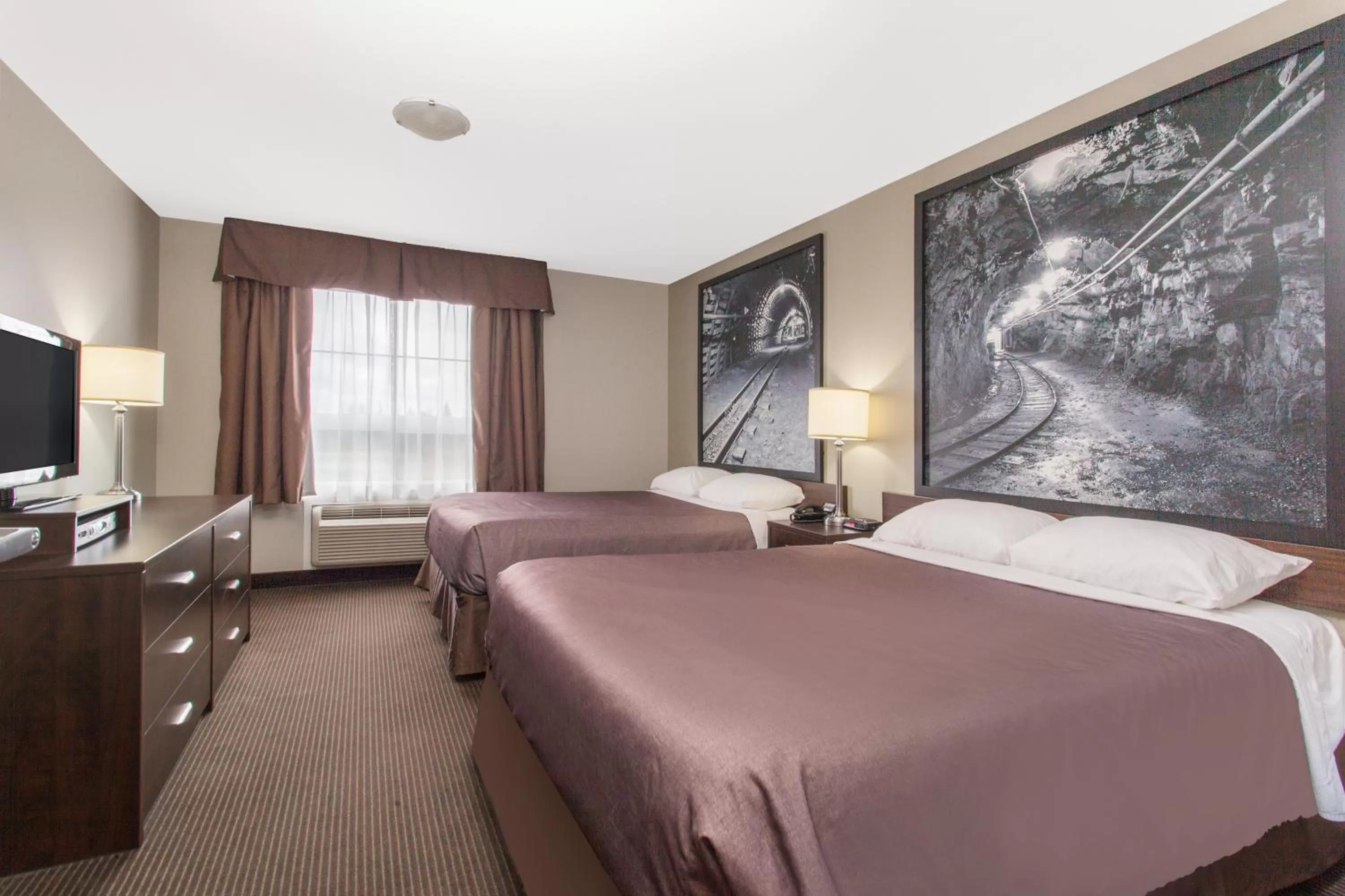 Photo of the whole room, Bed in Super 8 by Wyndham Red Lake ON