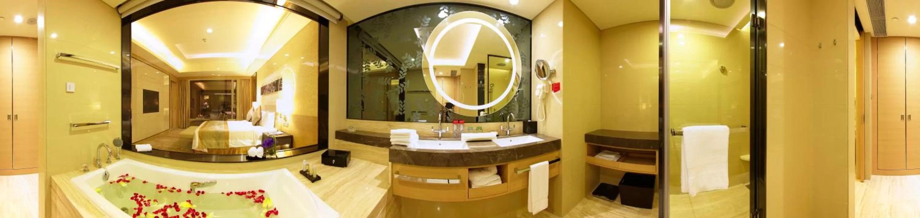 Toilet in Crowne Plaza Guangzhou Huadu by IHG - Free Shuttle bus between hotel to Exhibition Center During Canton Fair