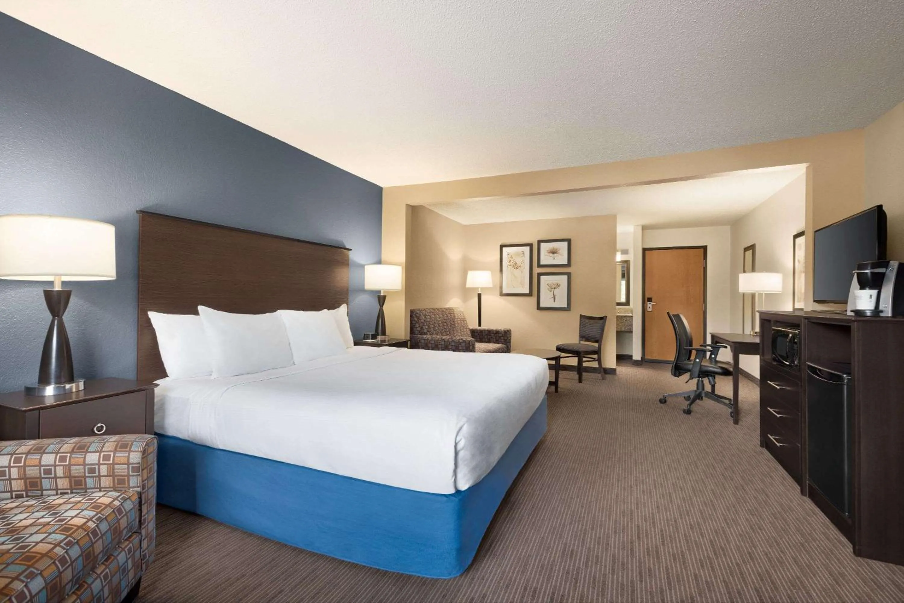 Photo of the whole room, Bed in Baymont by Wyndham Owatonna