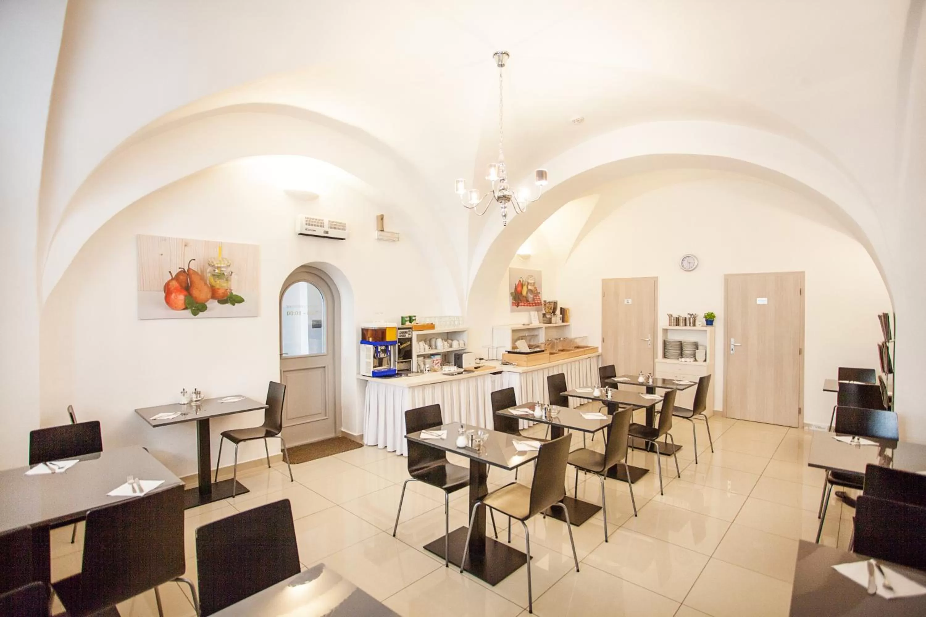 Restaurant/Places to Eat in Hotel U Tří hrušek suites & apartments