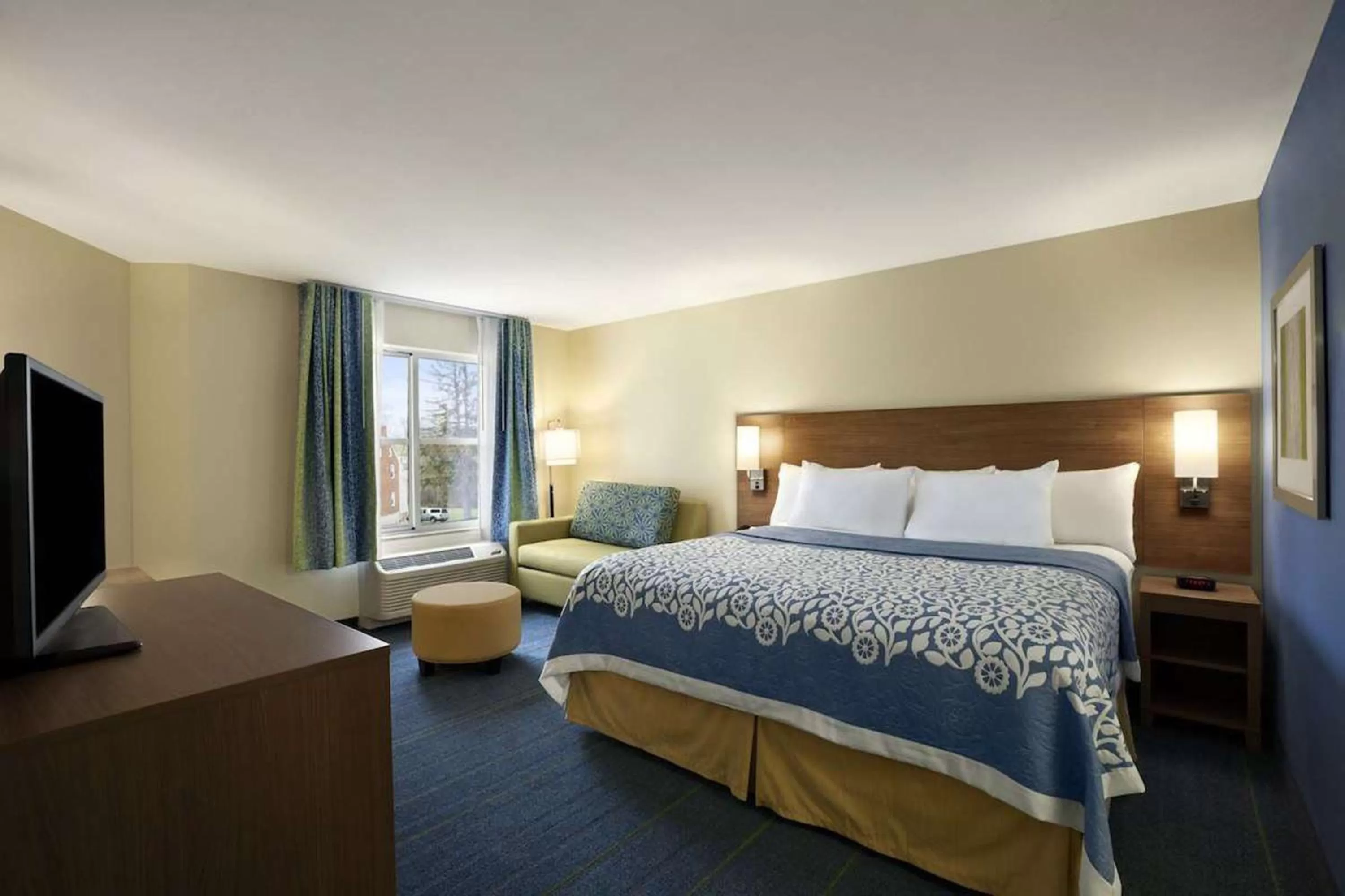Standard King Room in Days Inn & Suites by Wyndham Altoona
