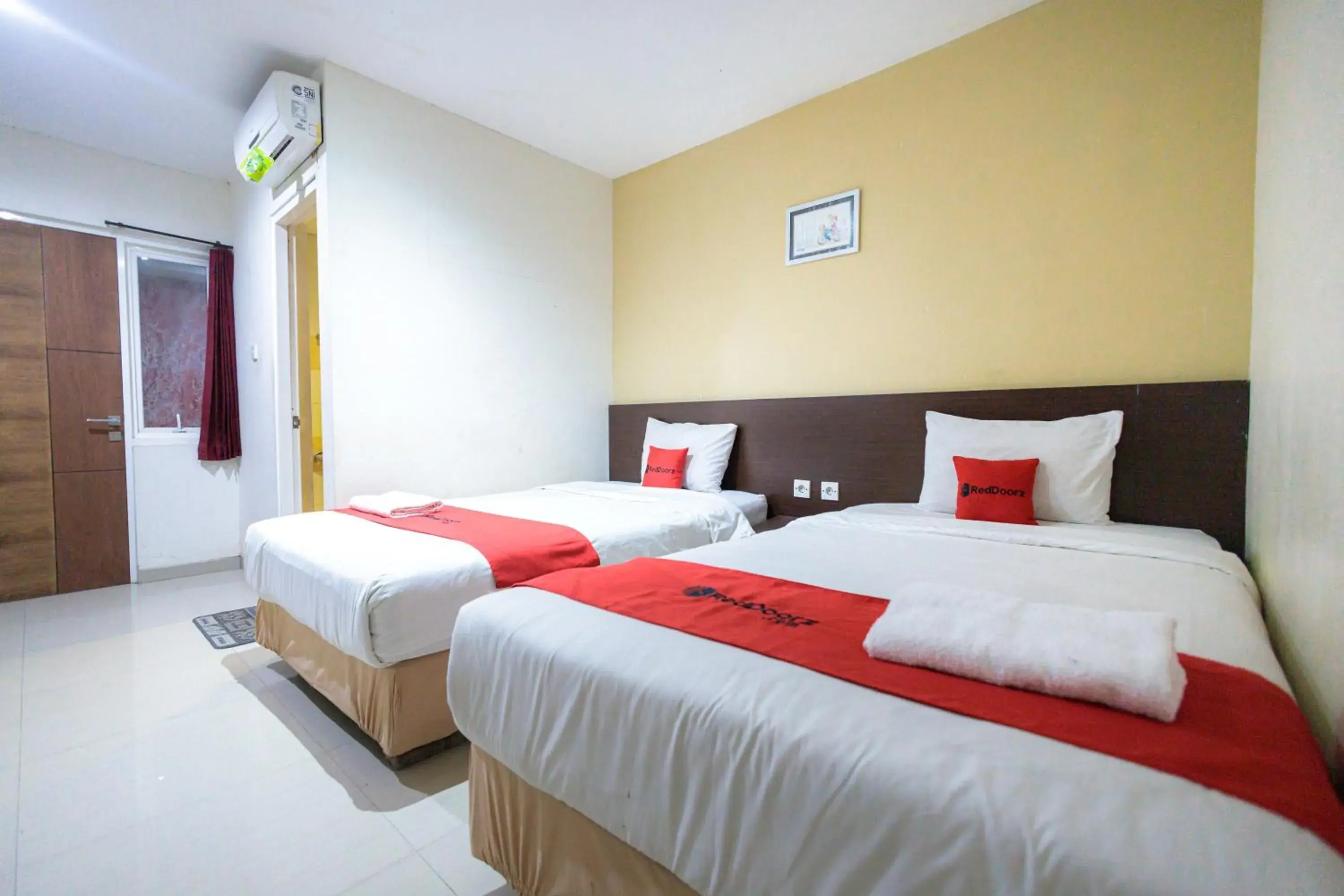 Standard Twin Room in Hotel O Siwalankerto Near Surabaya Carnival Standard Twin Room in Hotel O Siwalankerto Near Surabaya Carnival