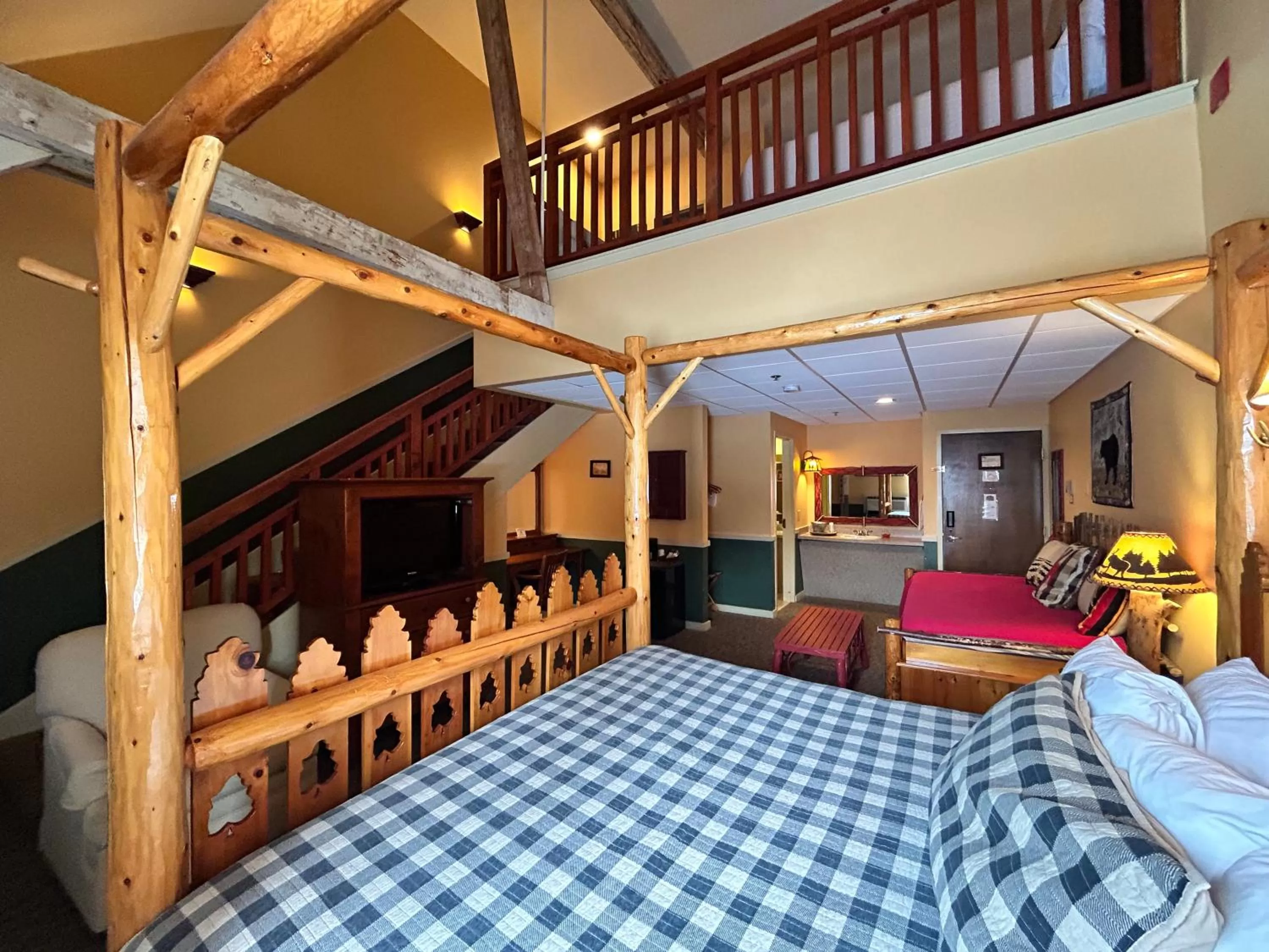 Photo of the whole room, Bed in The Common Man Inn, Spa & Lodge