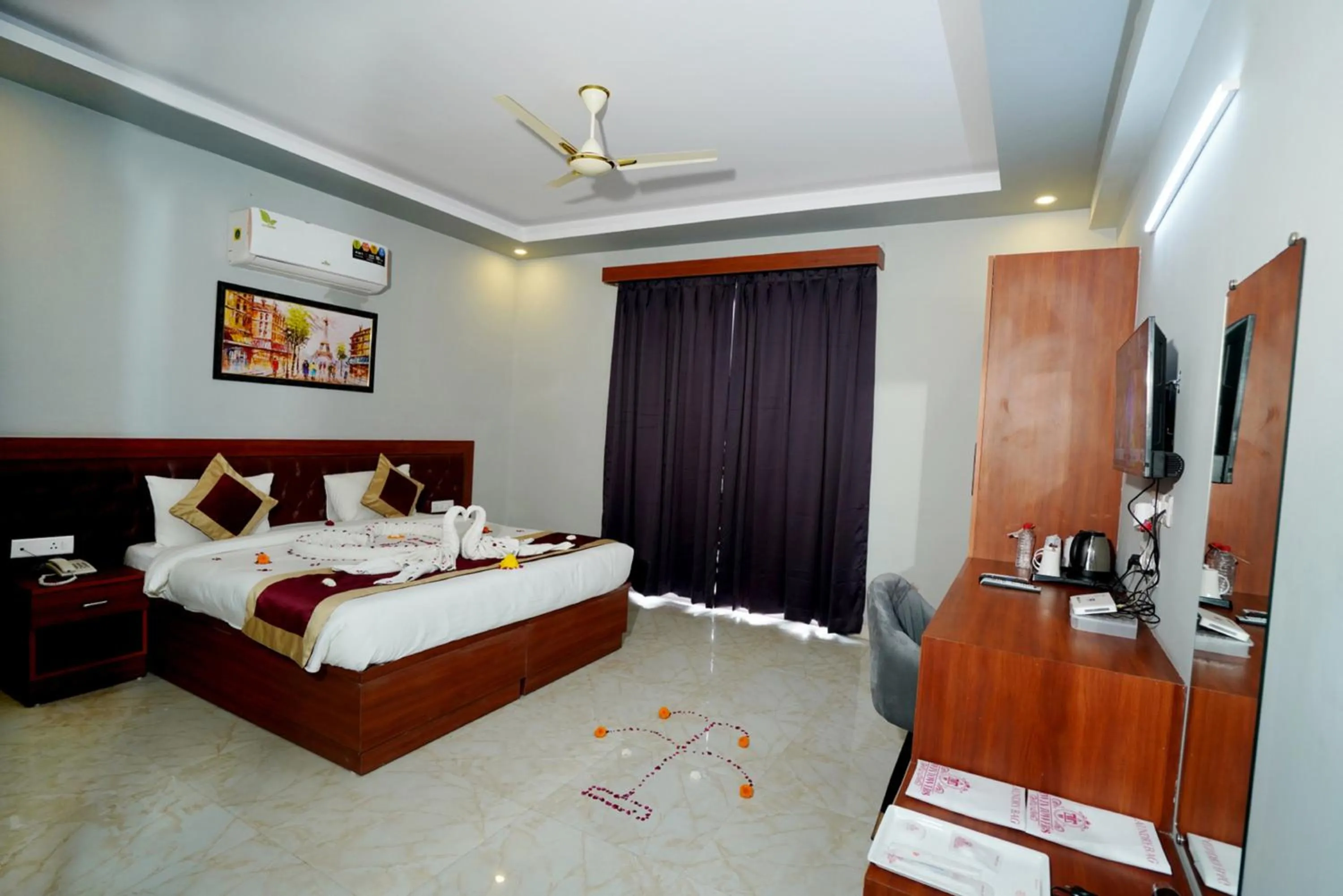 Bedroom, Bed in ExpoMart Inn