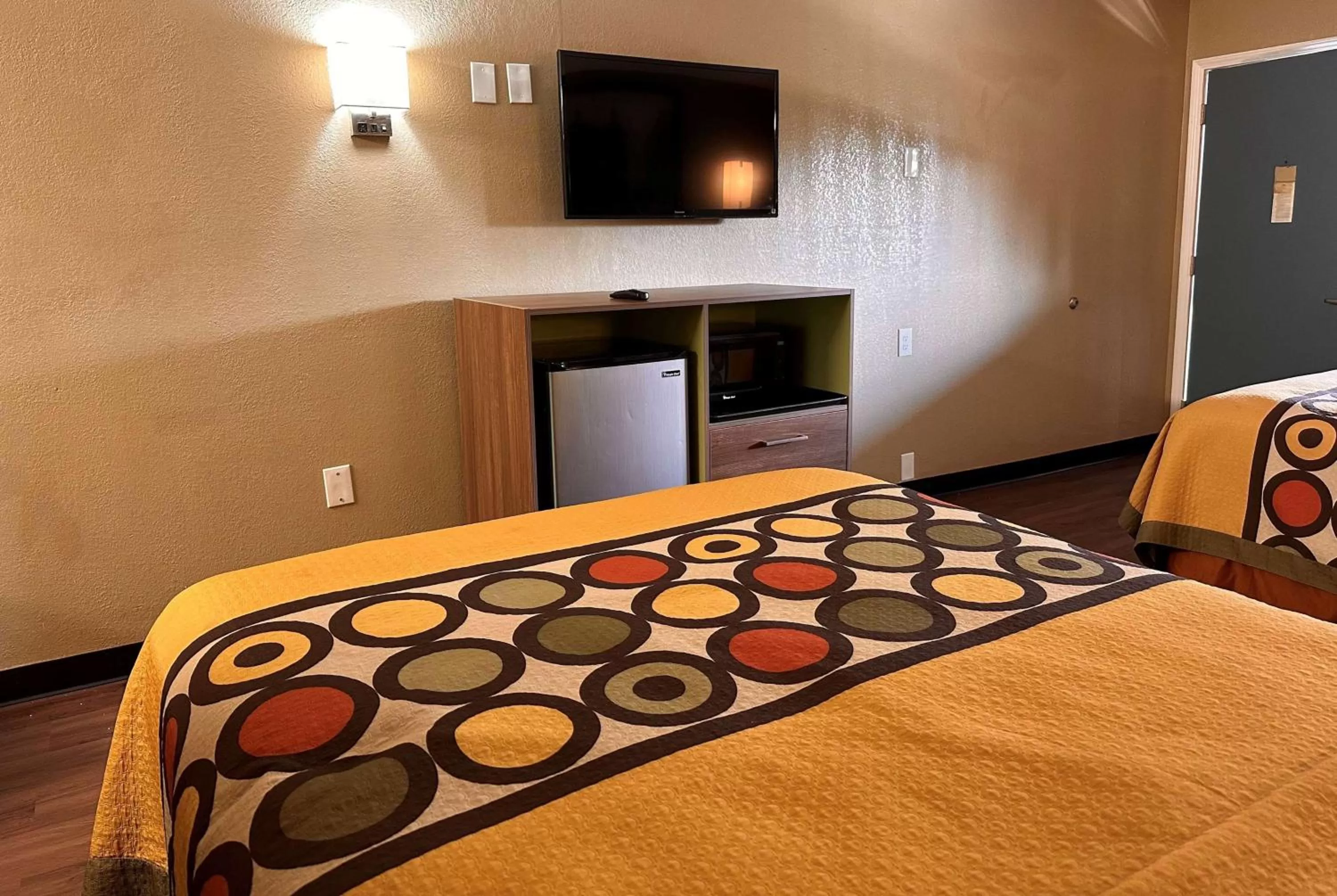 Photo of the whole room, Bed in Super 8 by Wyndham Cincinnati-Springdale OH