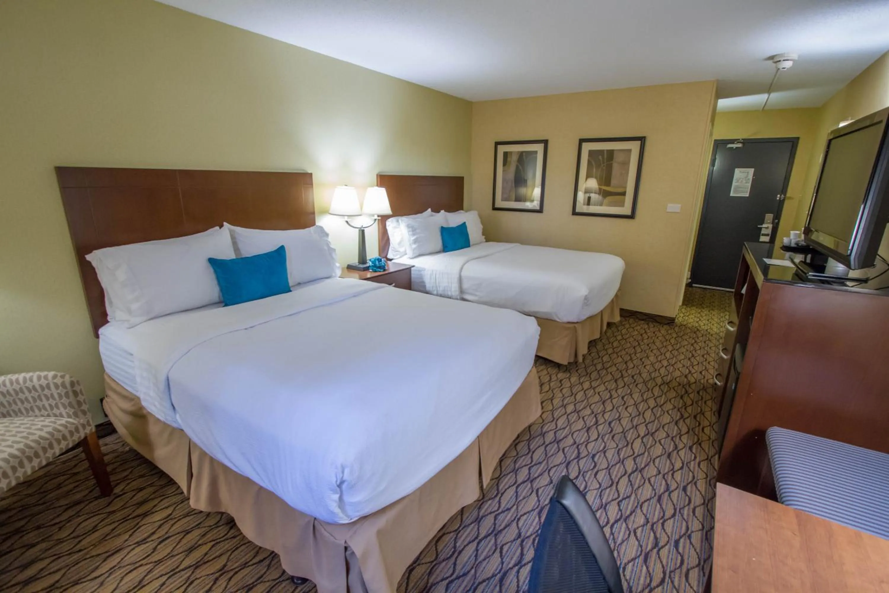 Photo of the whole room, Bed in Holiday Inn Bloomington Airport South-Mall Area by IHG
