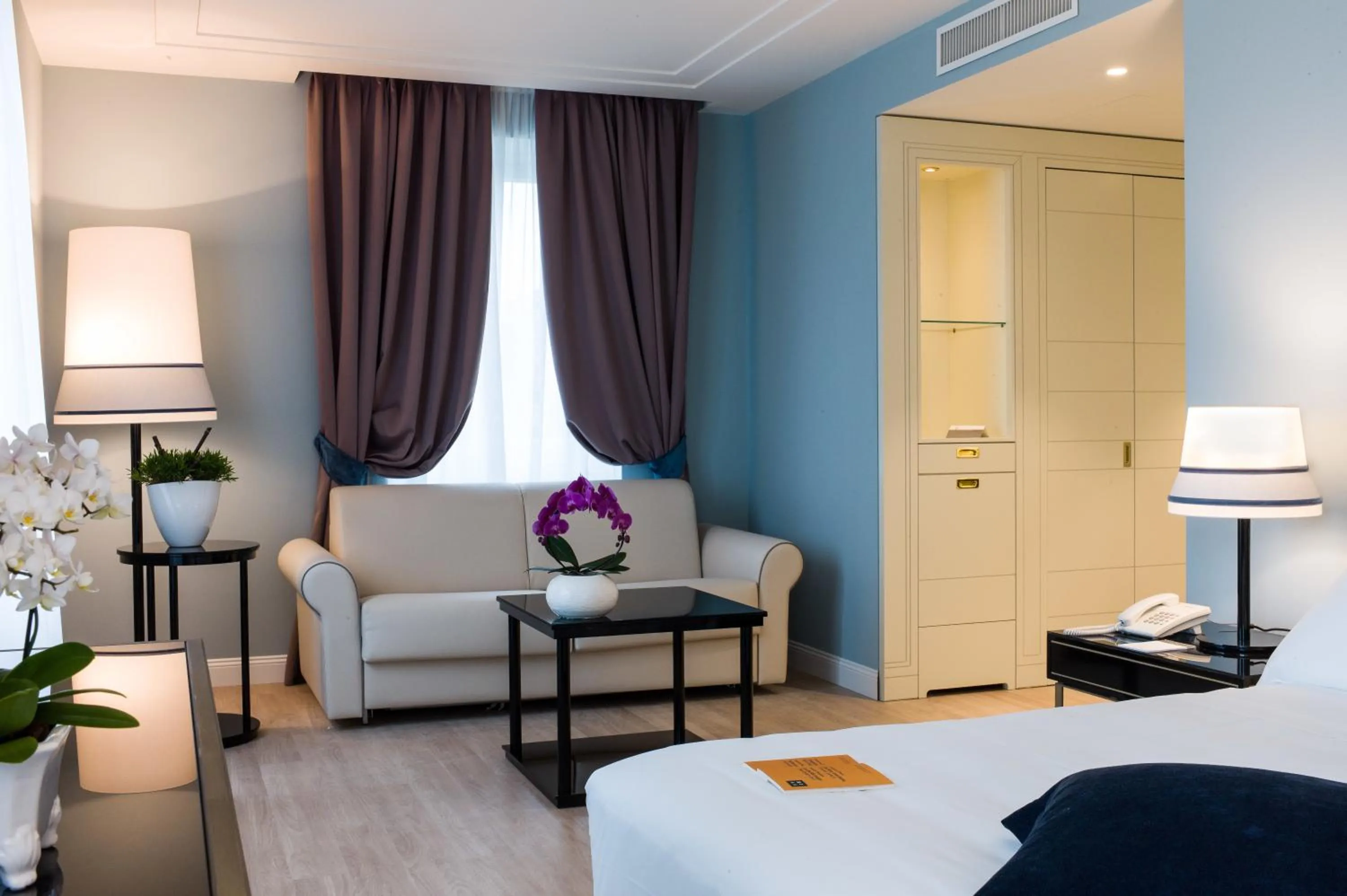 Seating area, Bed in Turin Palace Hotel