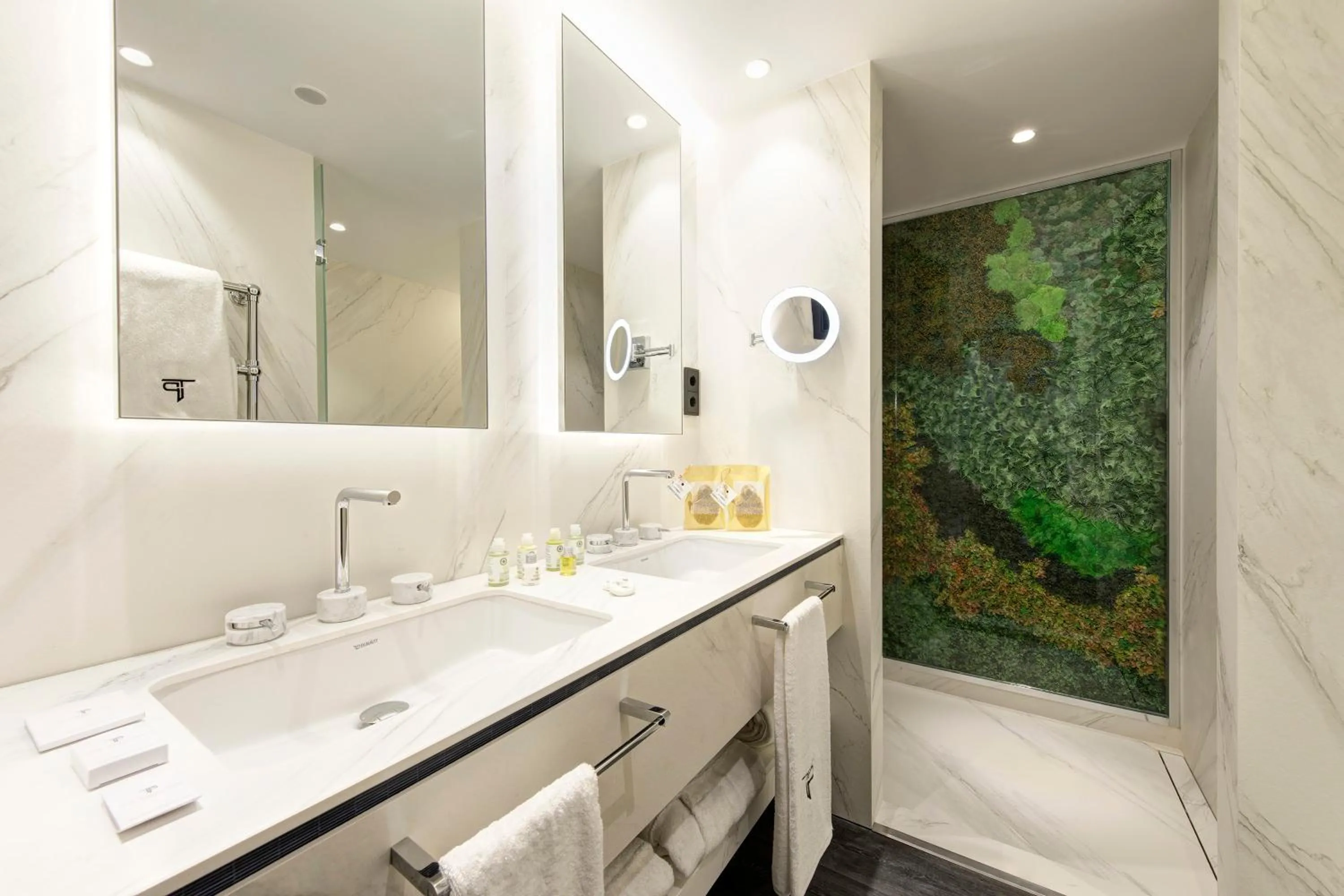 Shower in Casa Almagro by The Pavilions Hotels & Resorts