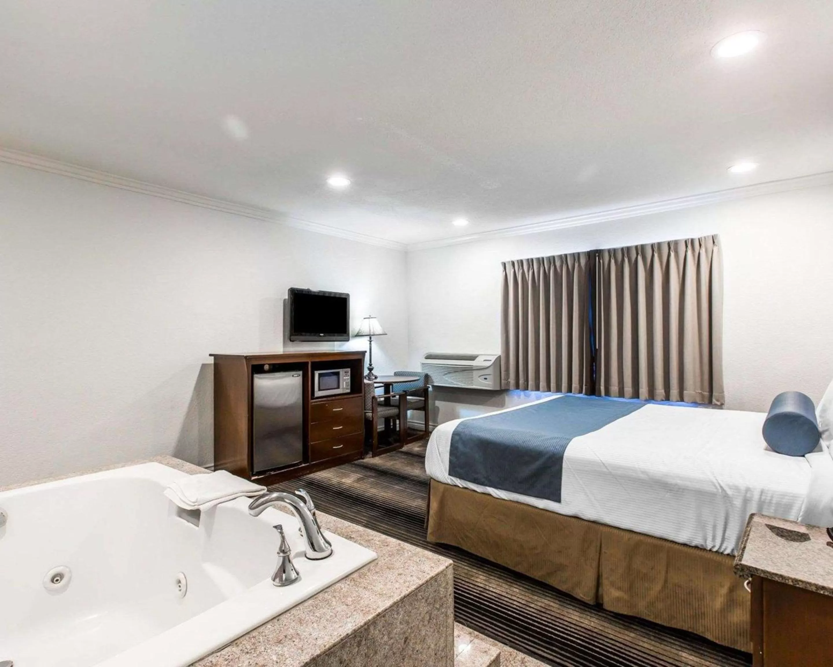 Photo of the whole room, Bed in Rodeway Inn & Suites Pacific Coast Highway