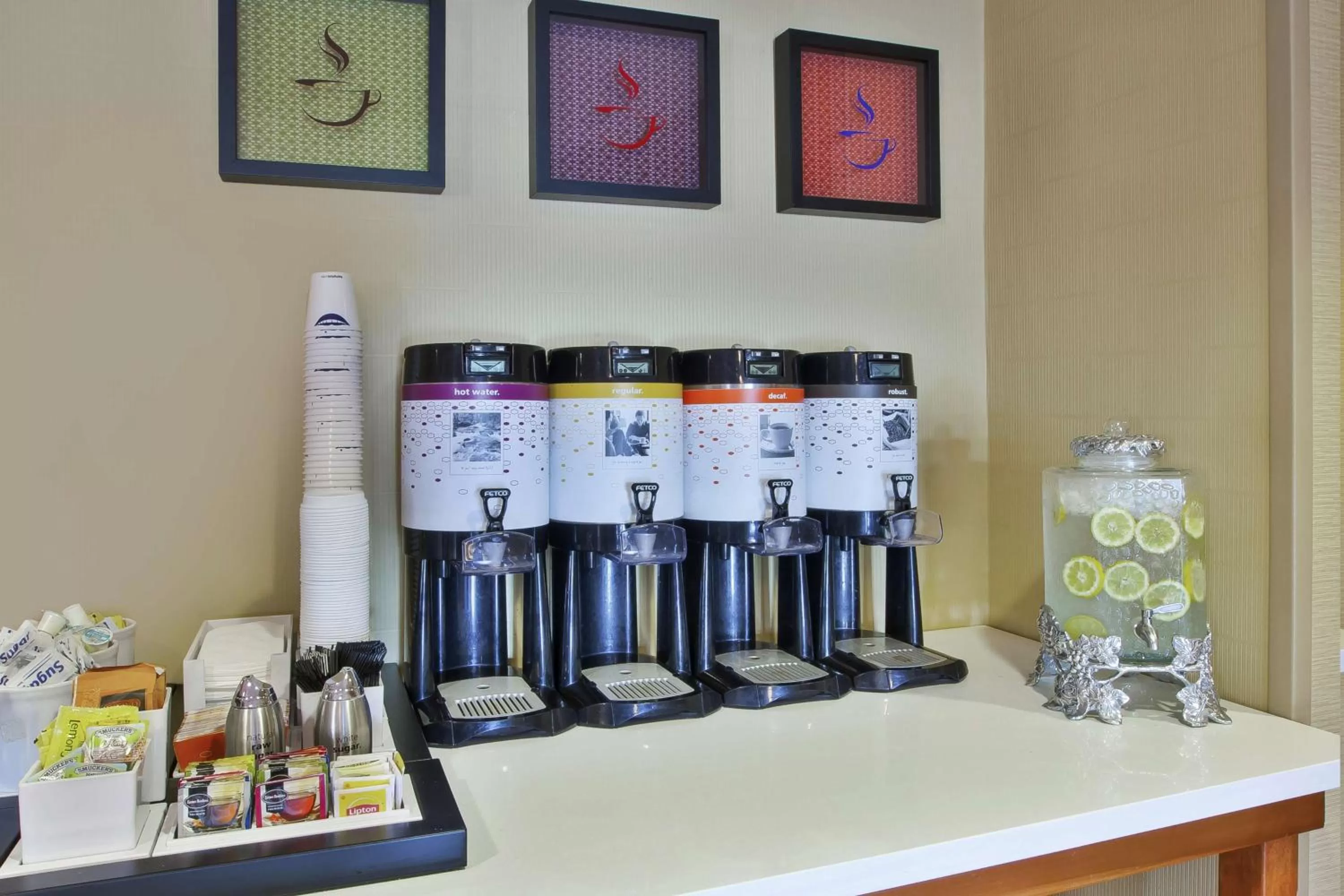 Dining area in Hampton Inn Commerce/Novi