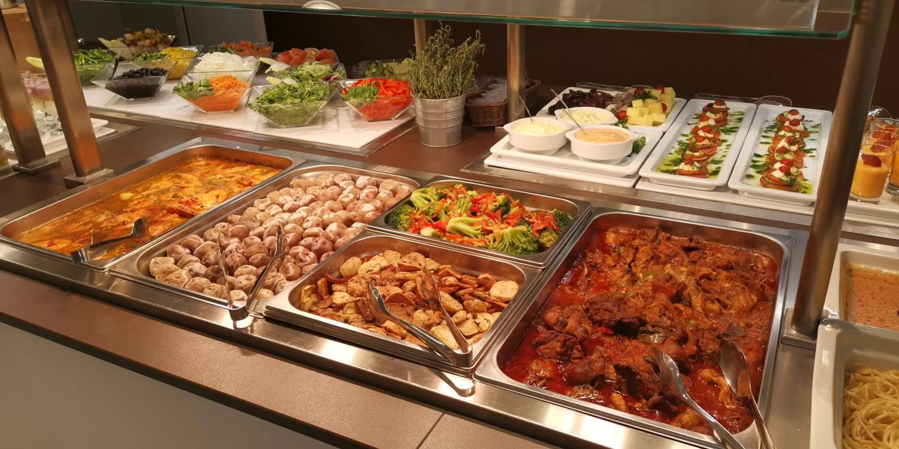 Restaurant/places to eat in Route Active Hotel