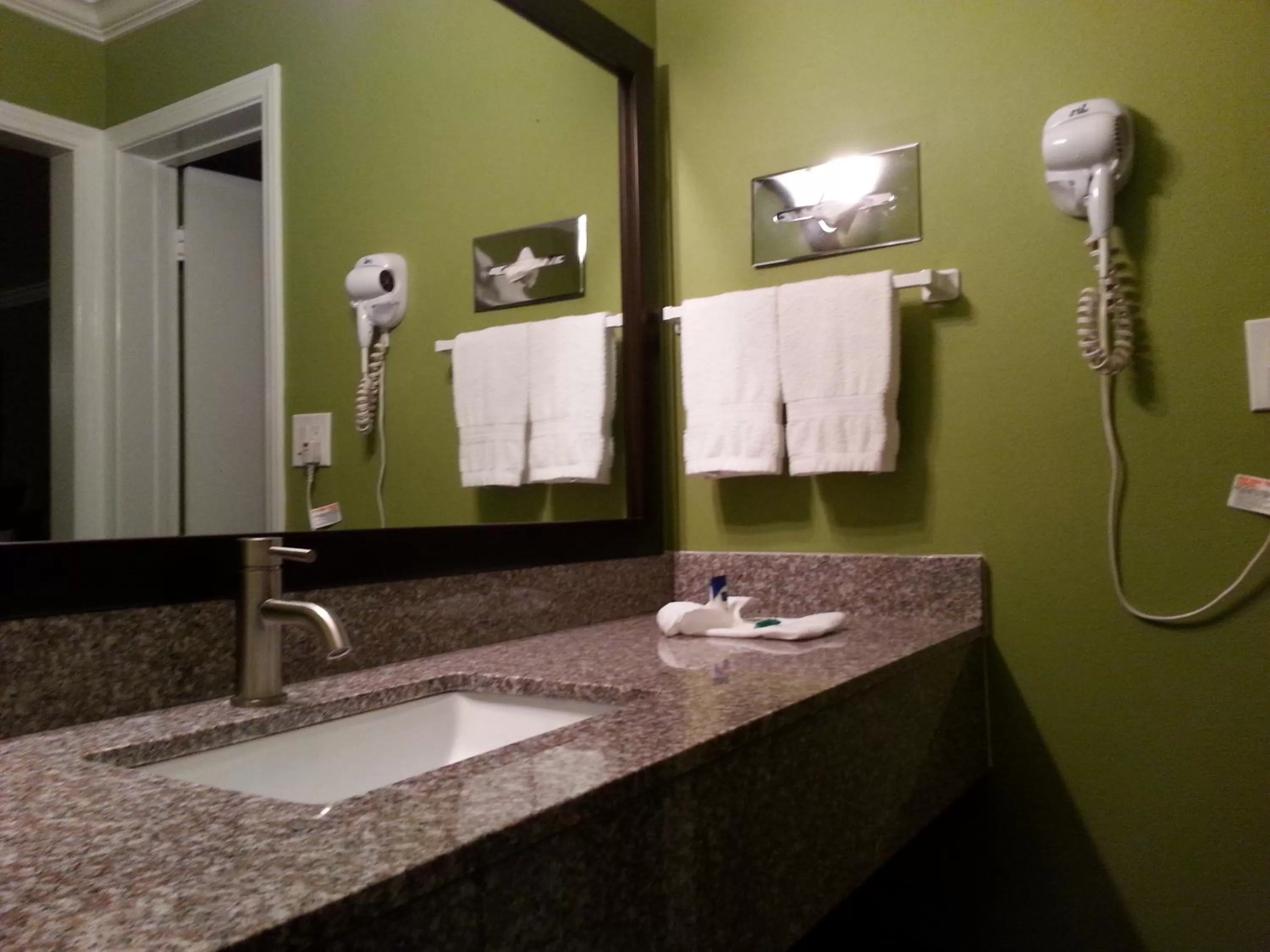 Bathroom in Vagabond Inn San Pedro