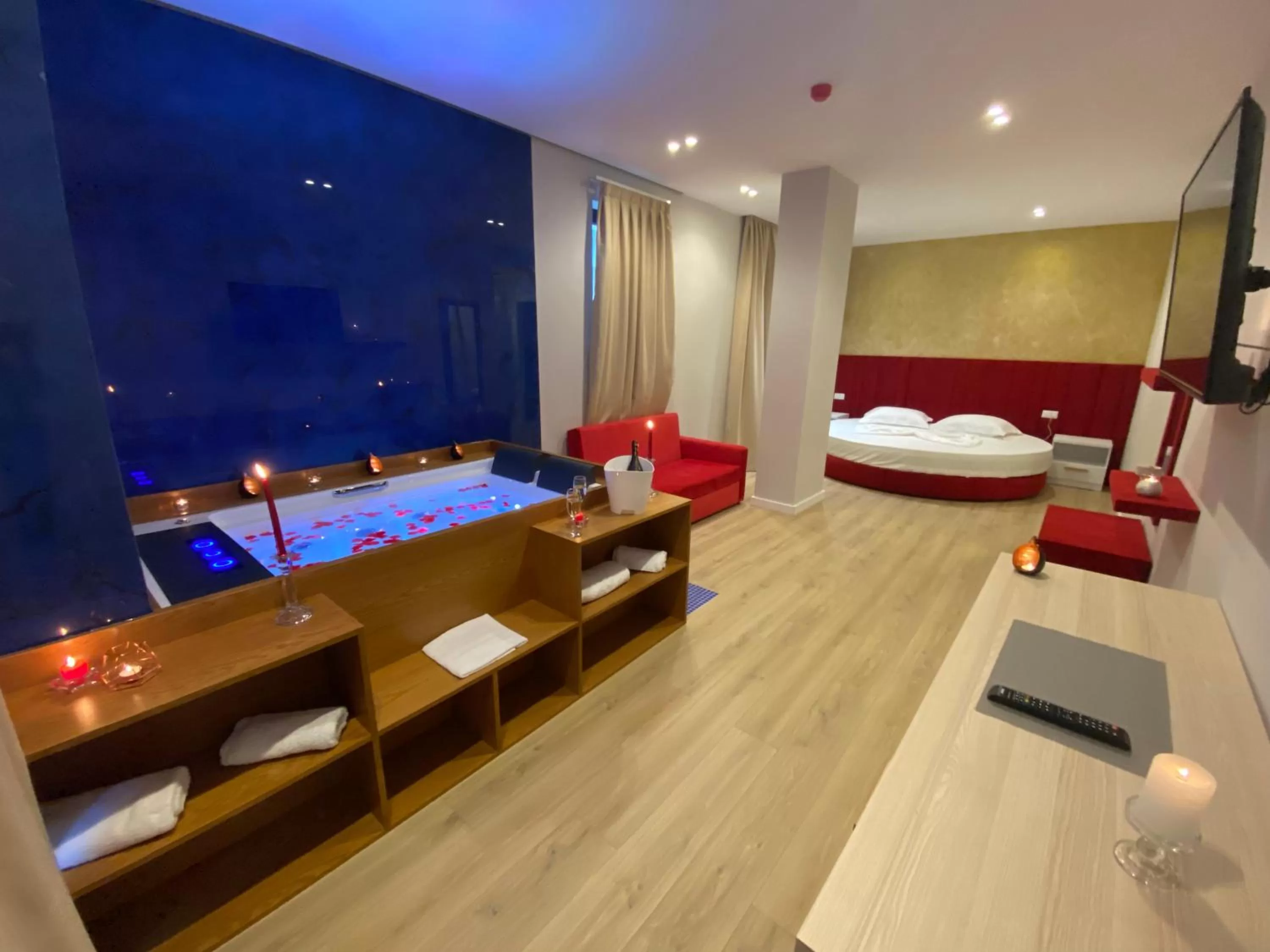 Hot Tub, Bed in Hotel Alion
