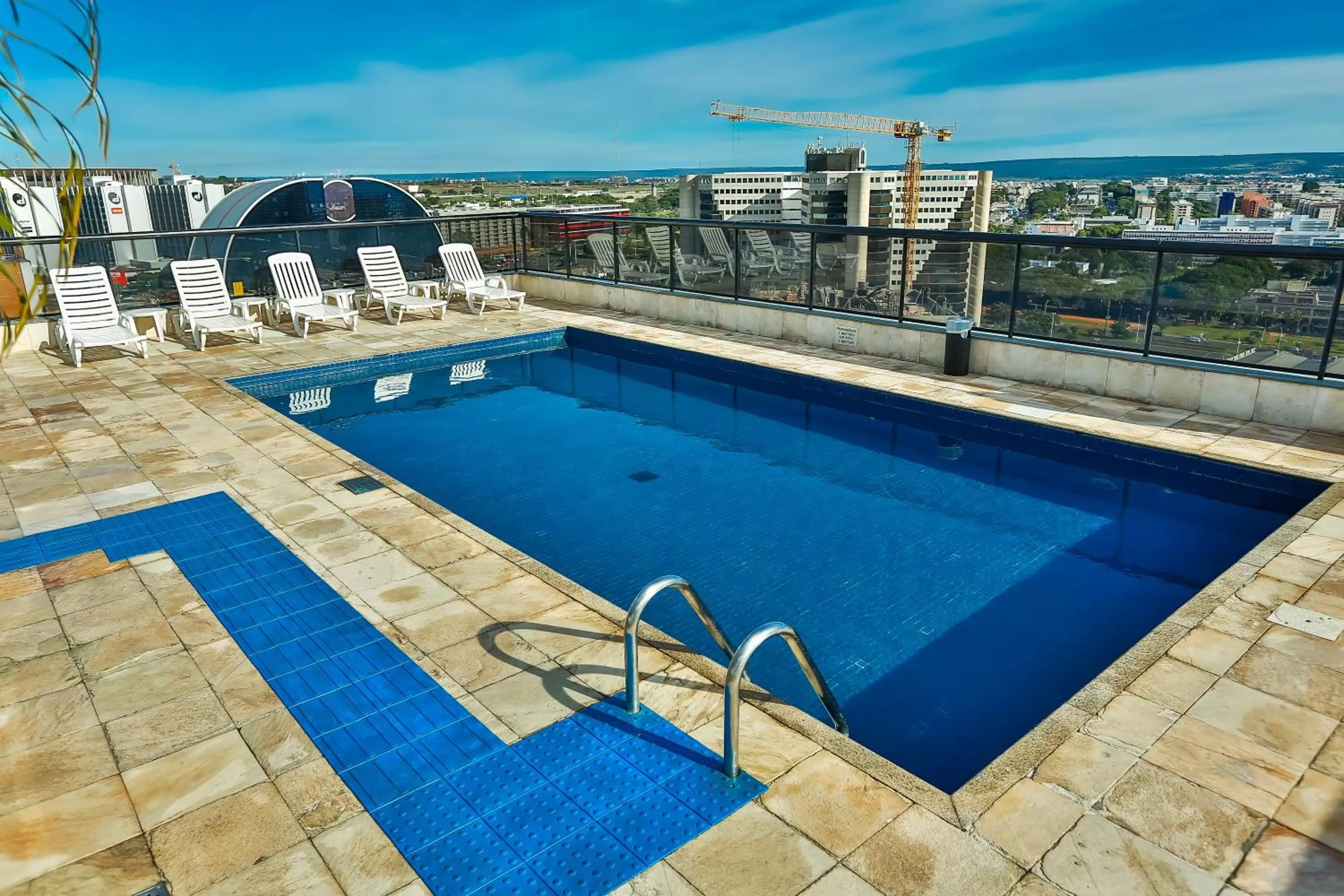 Swimming pool in Metropolitan Hotel Brasília