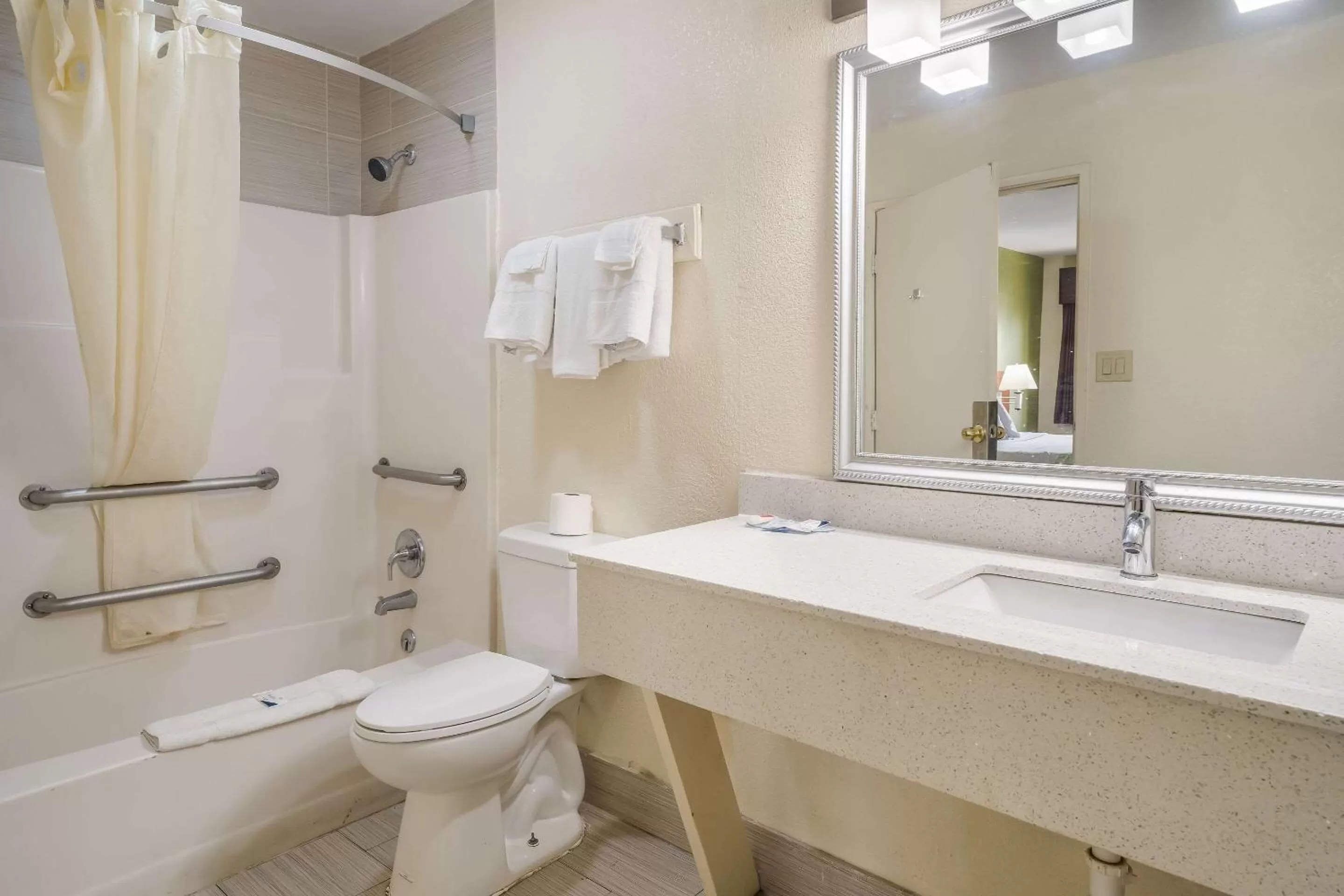 Bathroom in Econo Lodge Atlanta Airport East