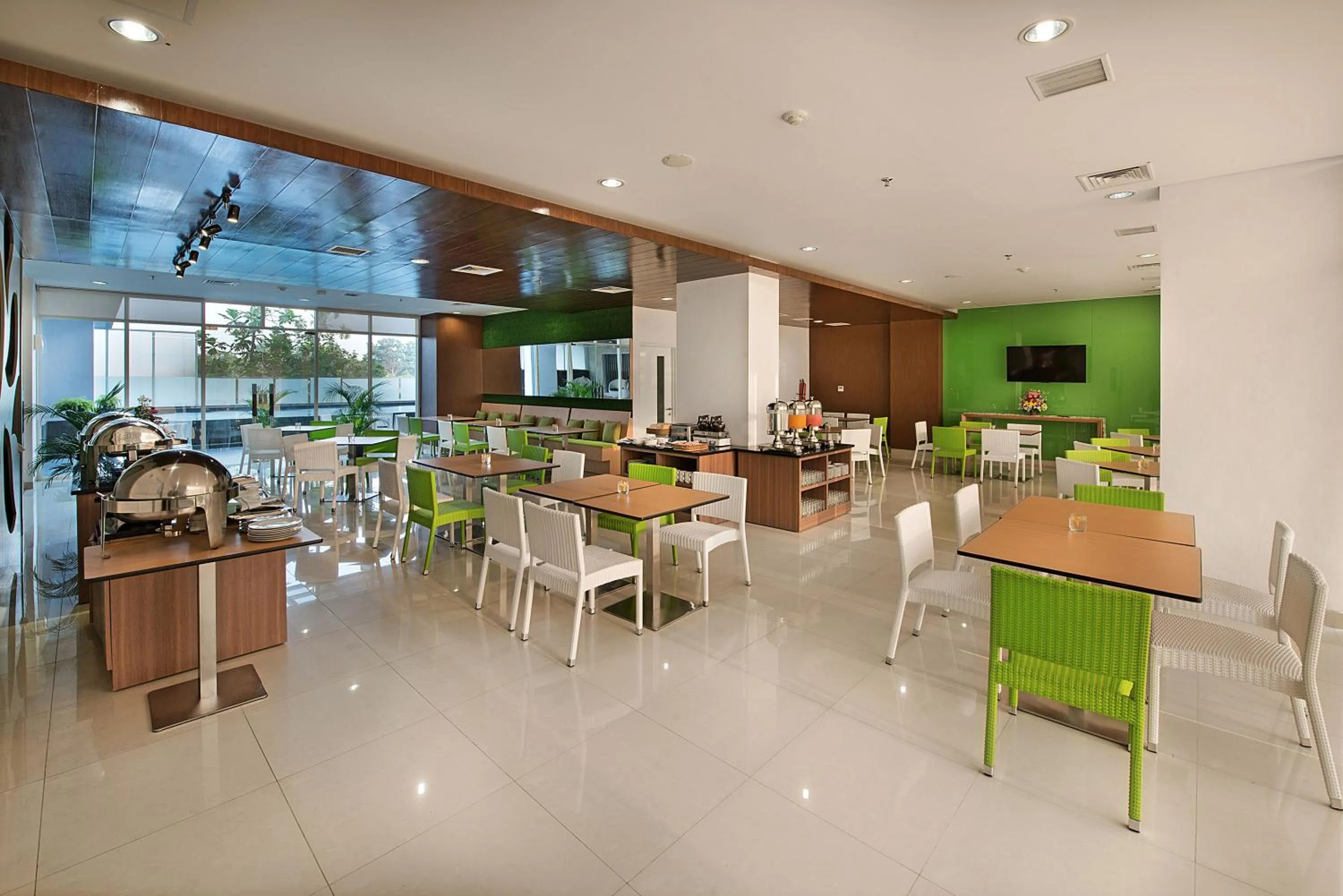 Restaurant/places to eat in Whiz Prime Hotel Pajajaran Bogor