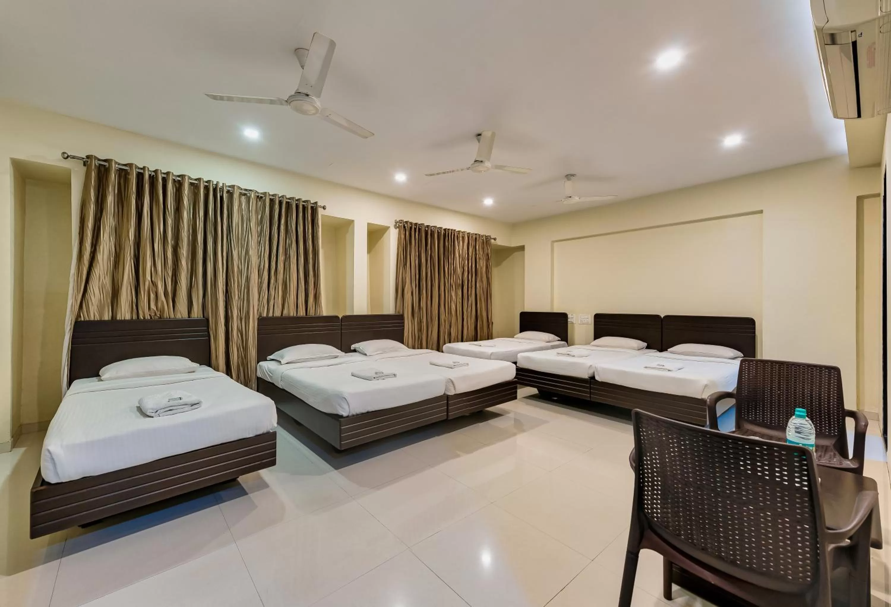 Bed in Hotel Galaxy Inn Kolhapur