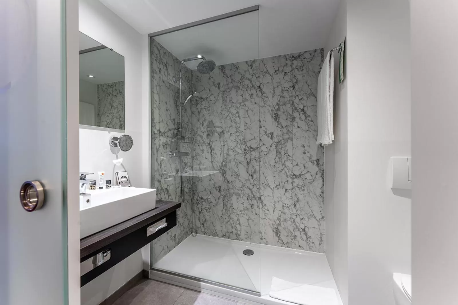 Shower in Velotel Brugge