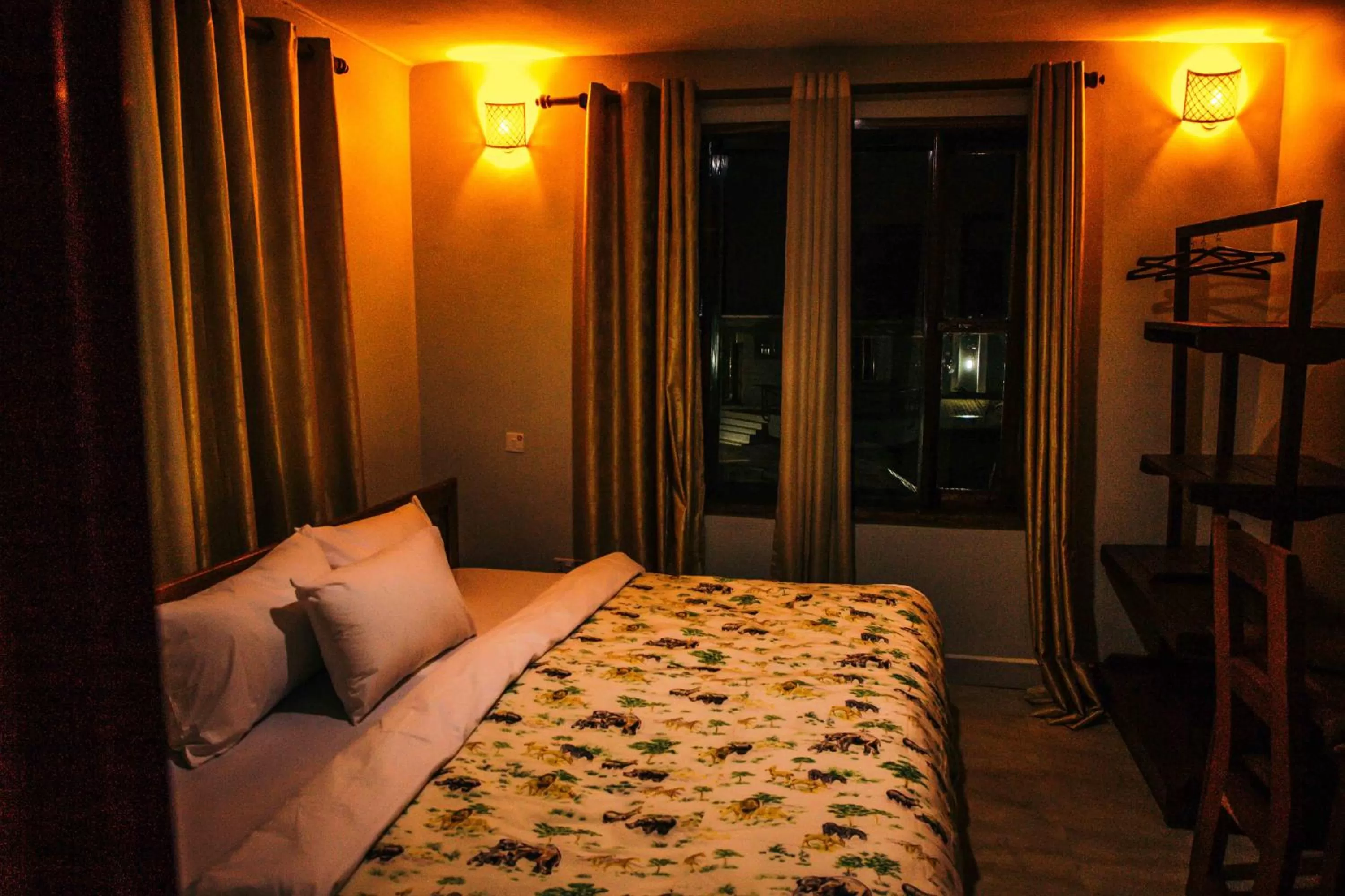 Bedroom, Bed in Dual Mountain View Lodge