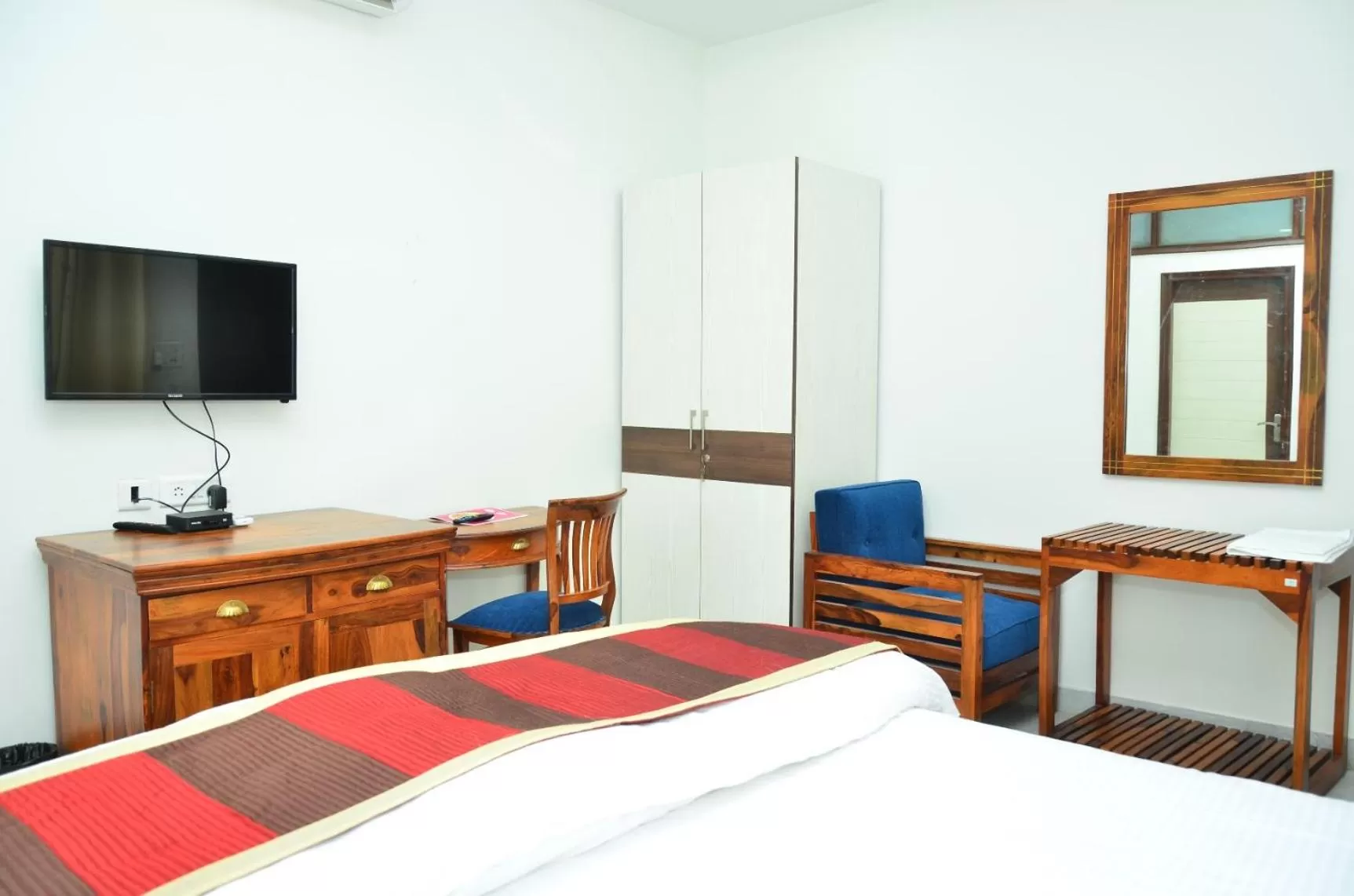 Bedroom, TV/Entertainment Center in Mojo M Villa -Airport Boutique Hotel