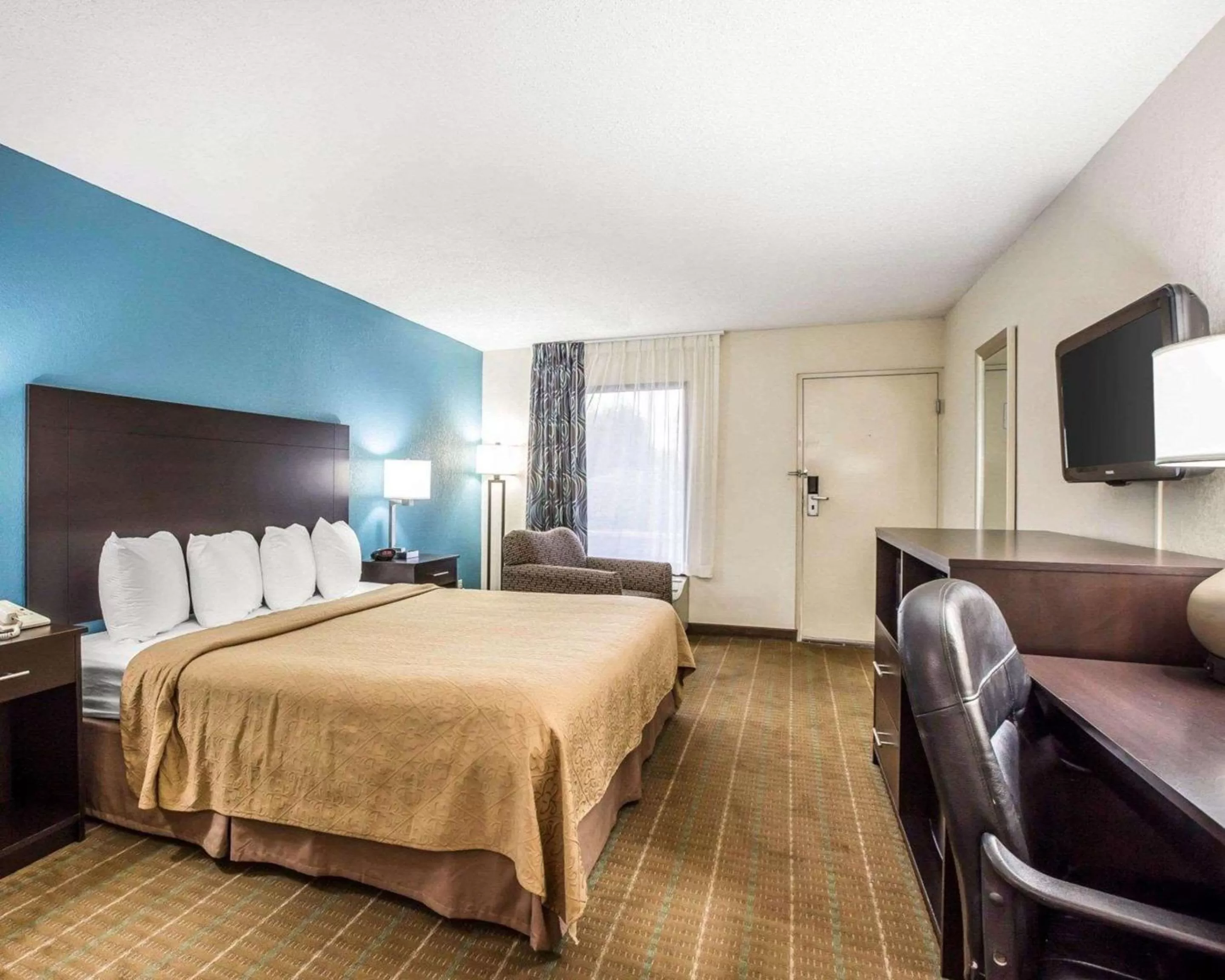 Photo of the whole room, Bed in Quality Inn Macon West