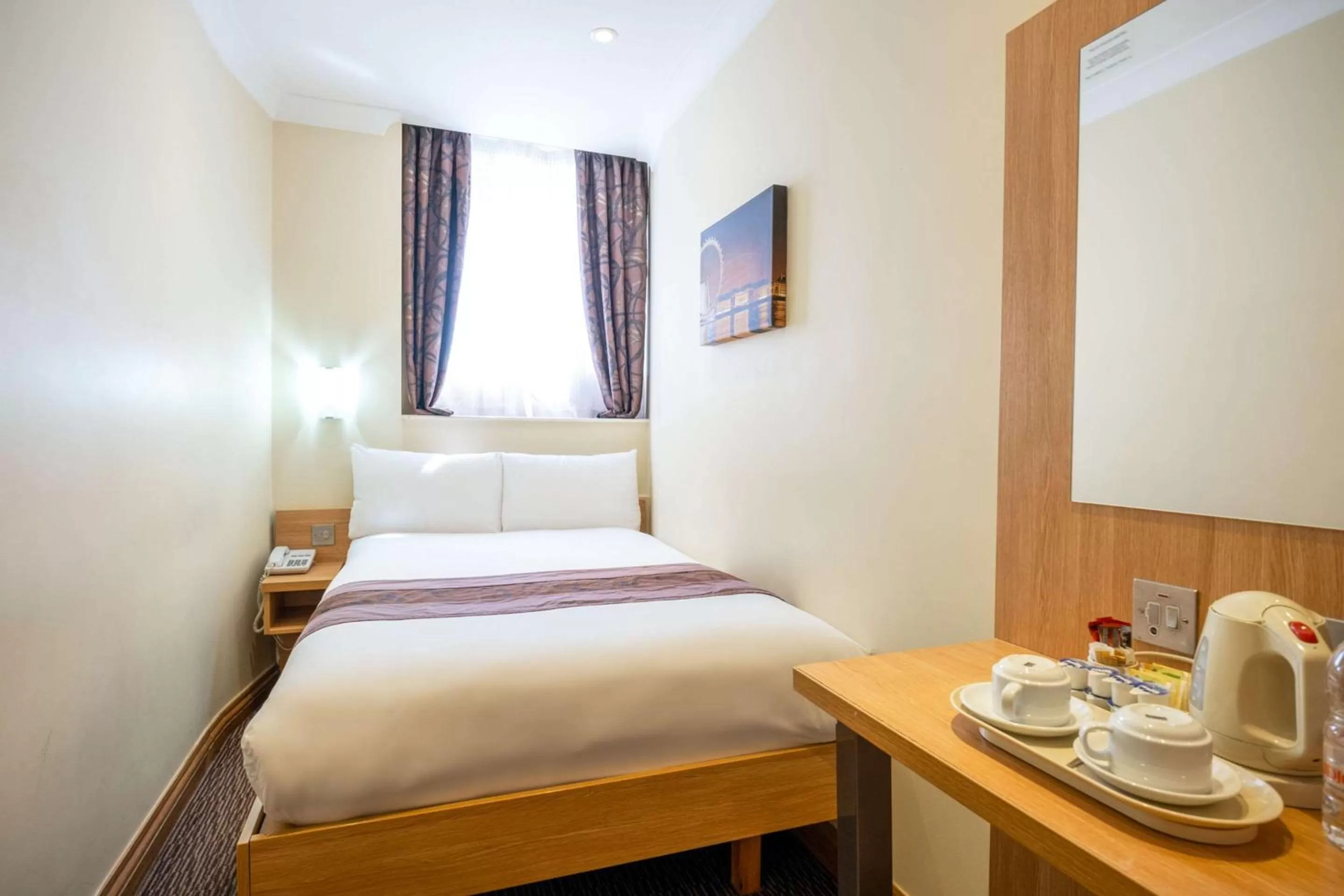 Photo of the whole room, Bed in Comfort Inn Hyde Park