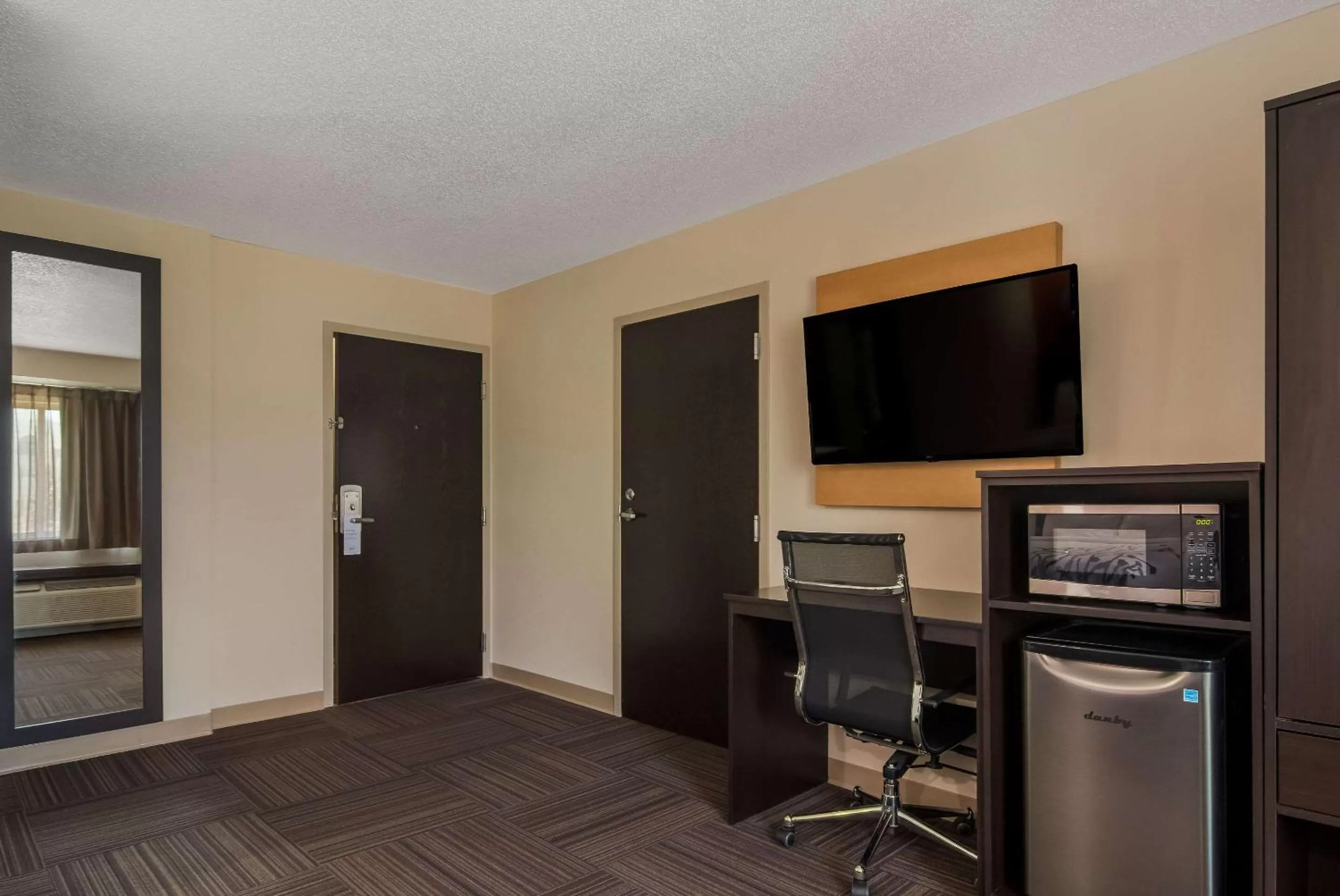 Bedroom in Sleep Inn Erie near Sports Center