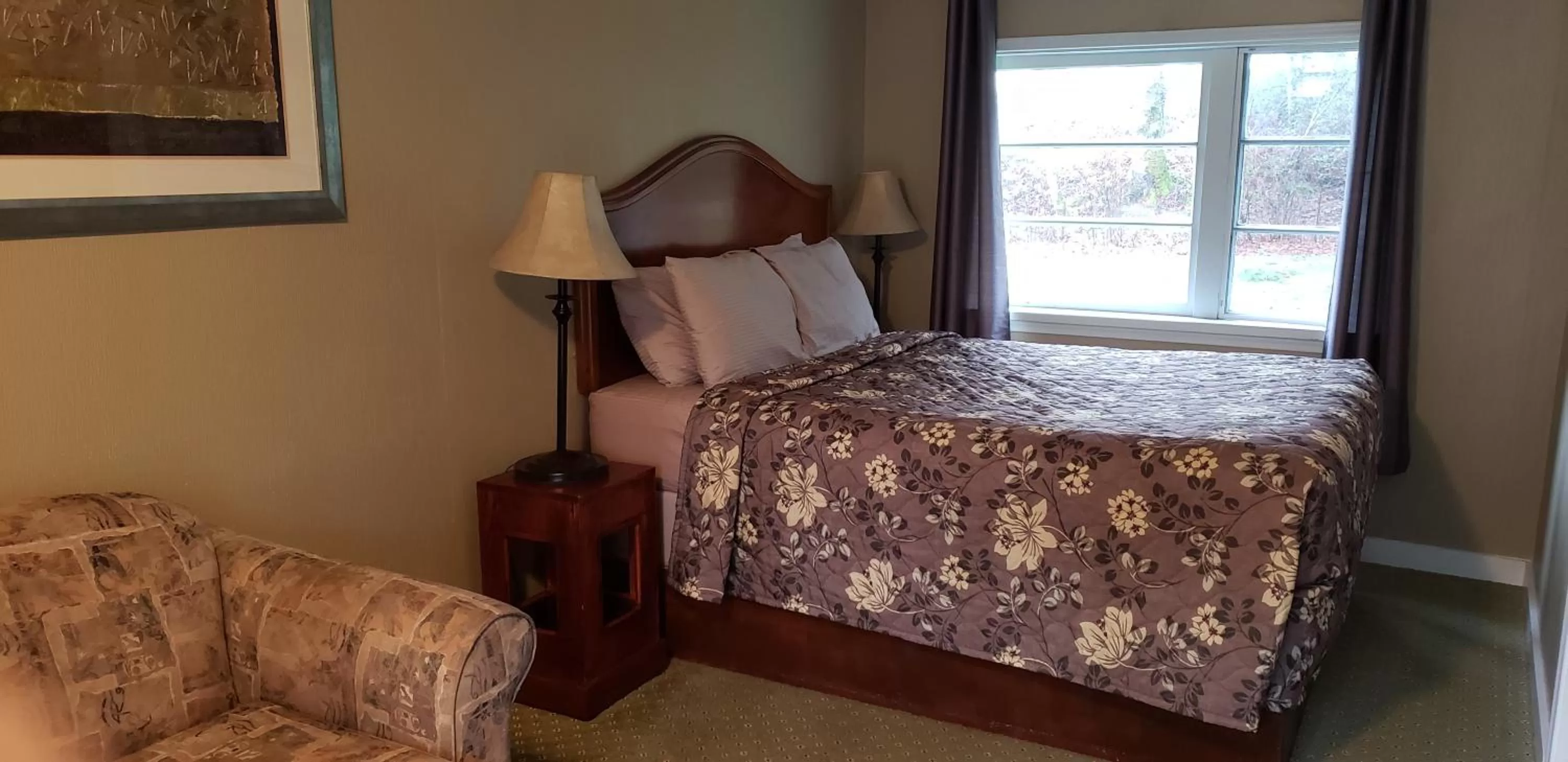 Bed in Malahat Bungalows Motel