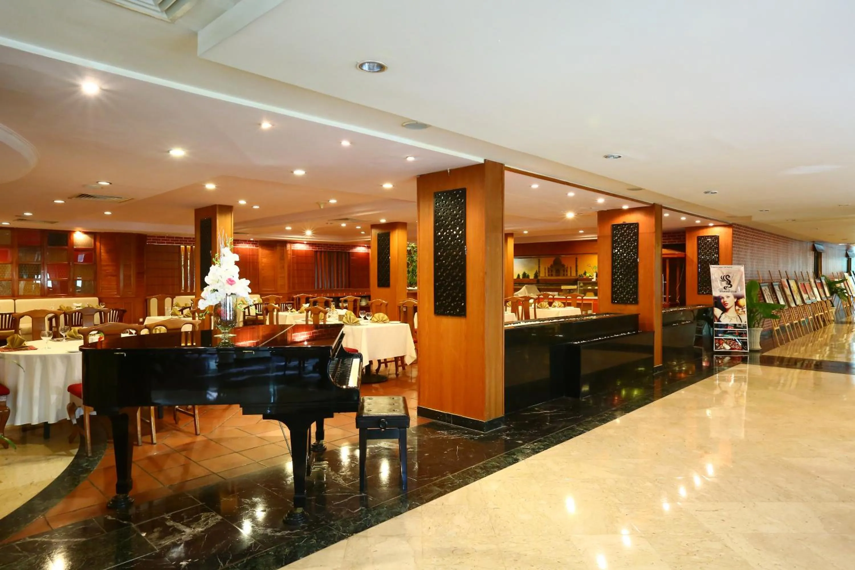 Restaurant/places to eat in Ramana Saigon Hotel