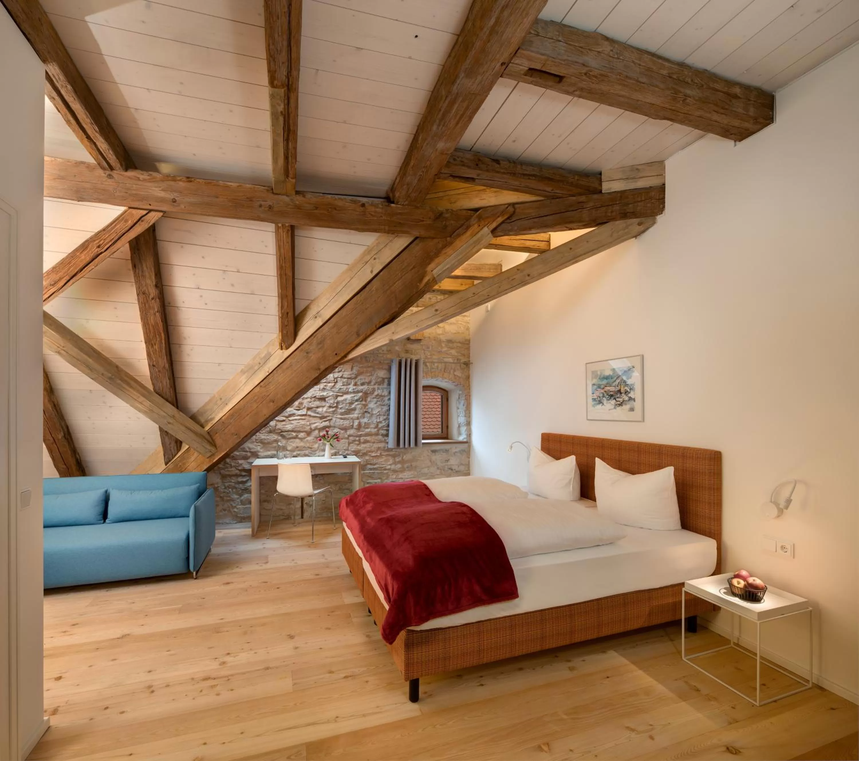 Photo of the whole room, Bed in Post Berching