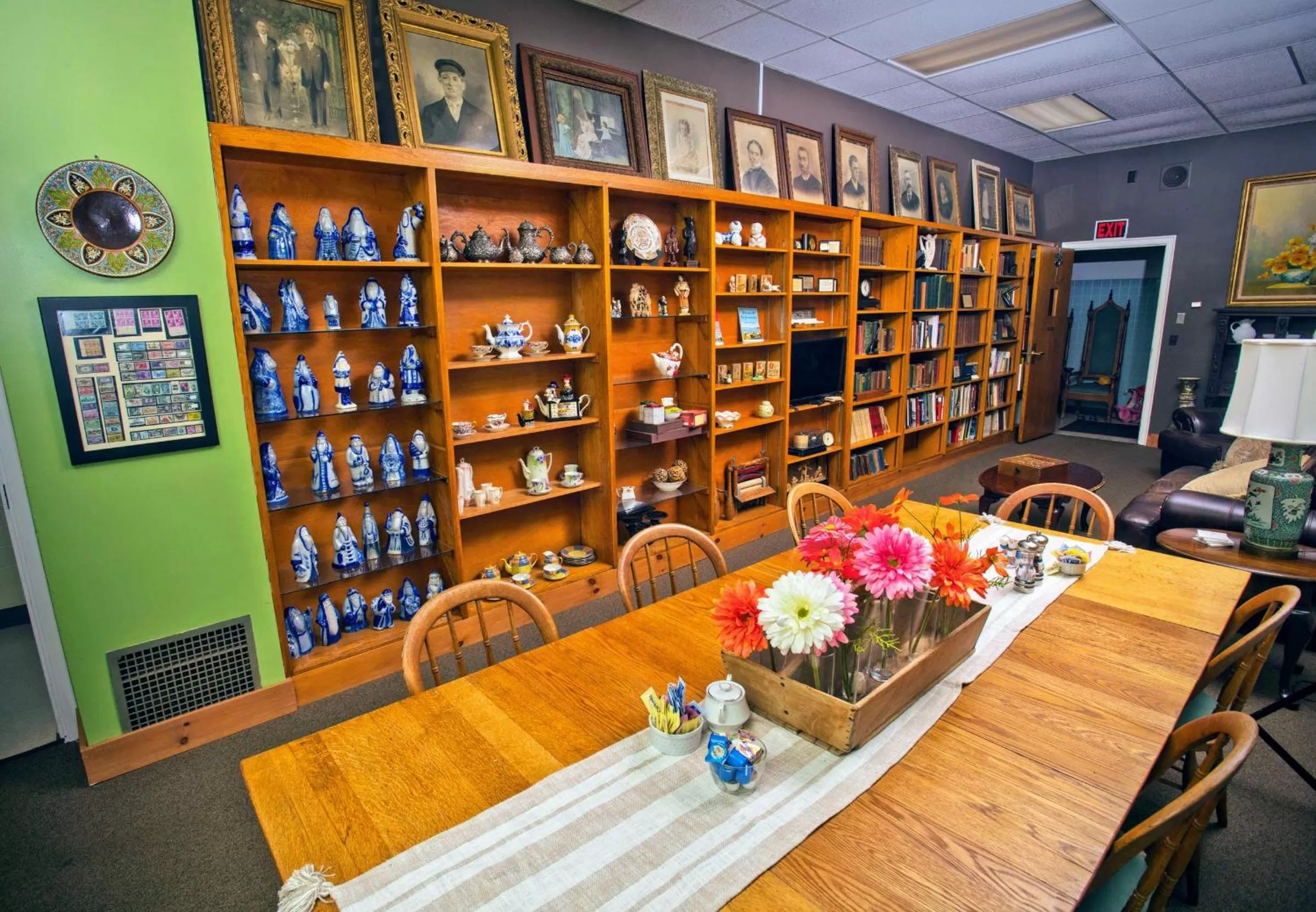 Communal lounge/ TV room in Sherman Inn