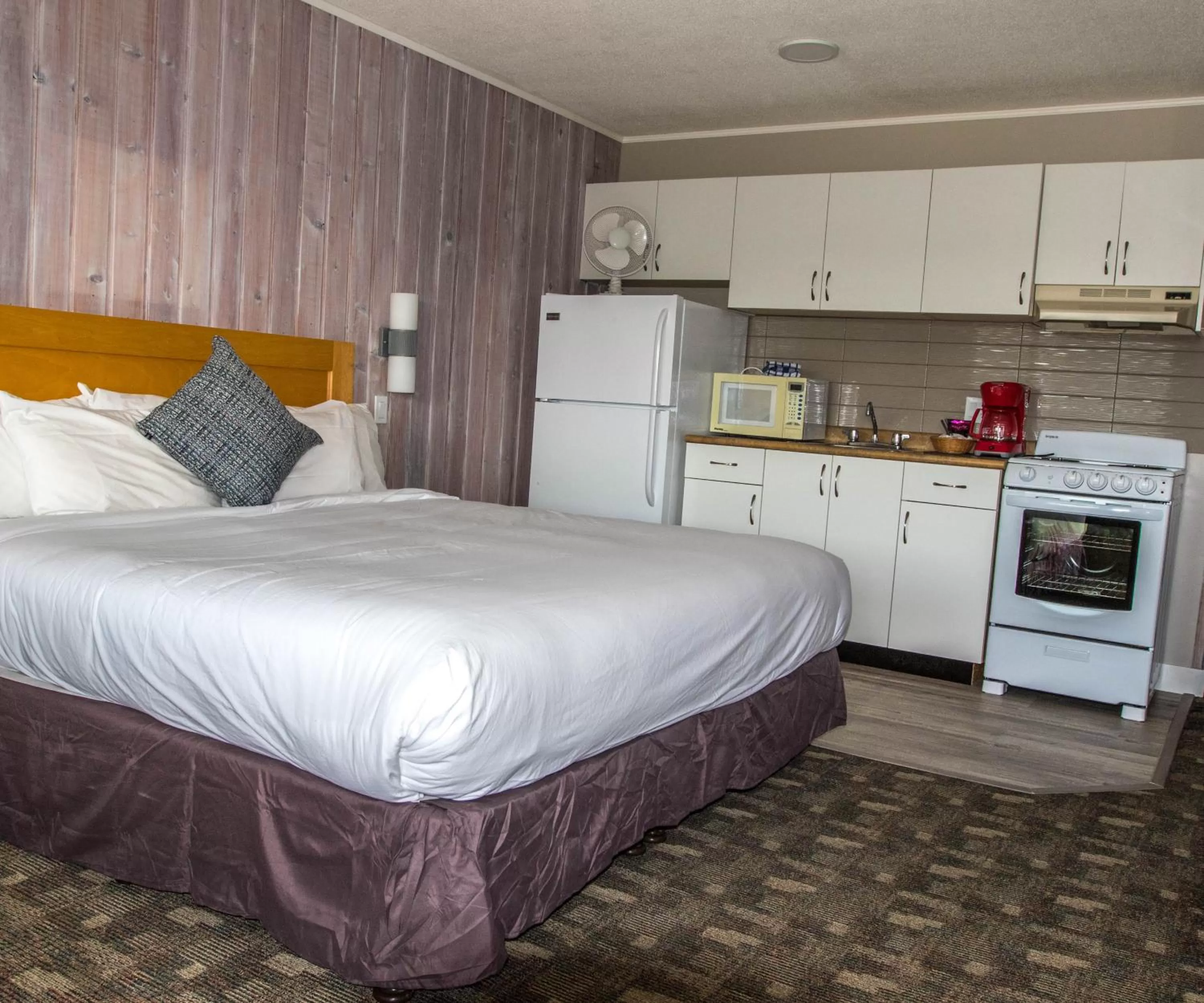 Day, Kitchen/Kitchenette in The Cedarwood Inn & Suites