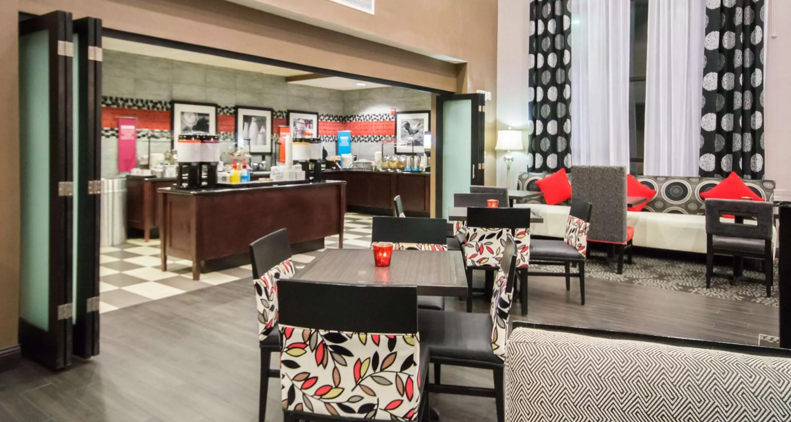 Breakfast in Hampton Inn & Suites Orlando-John Young Parkway/South Park