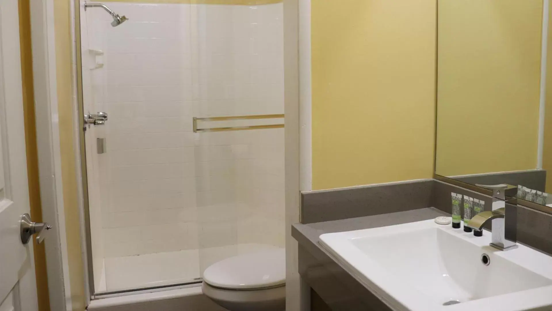 Standard Queen Room in Hometel Suites Standard Queen Room in Hometel Suites