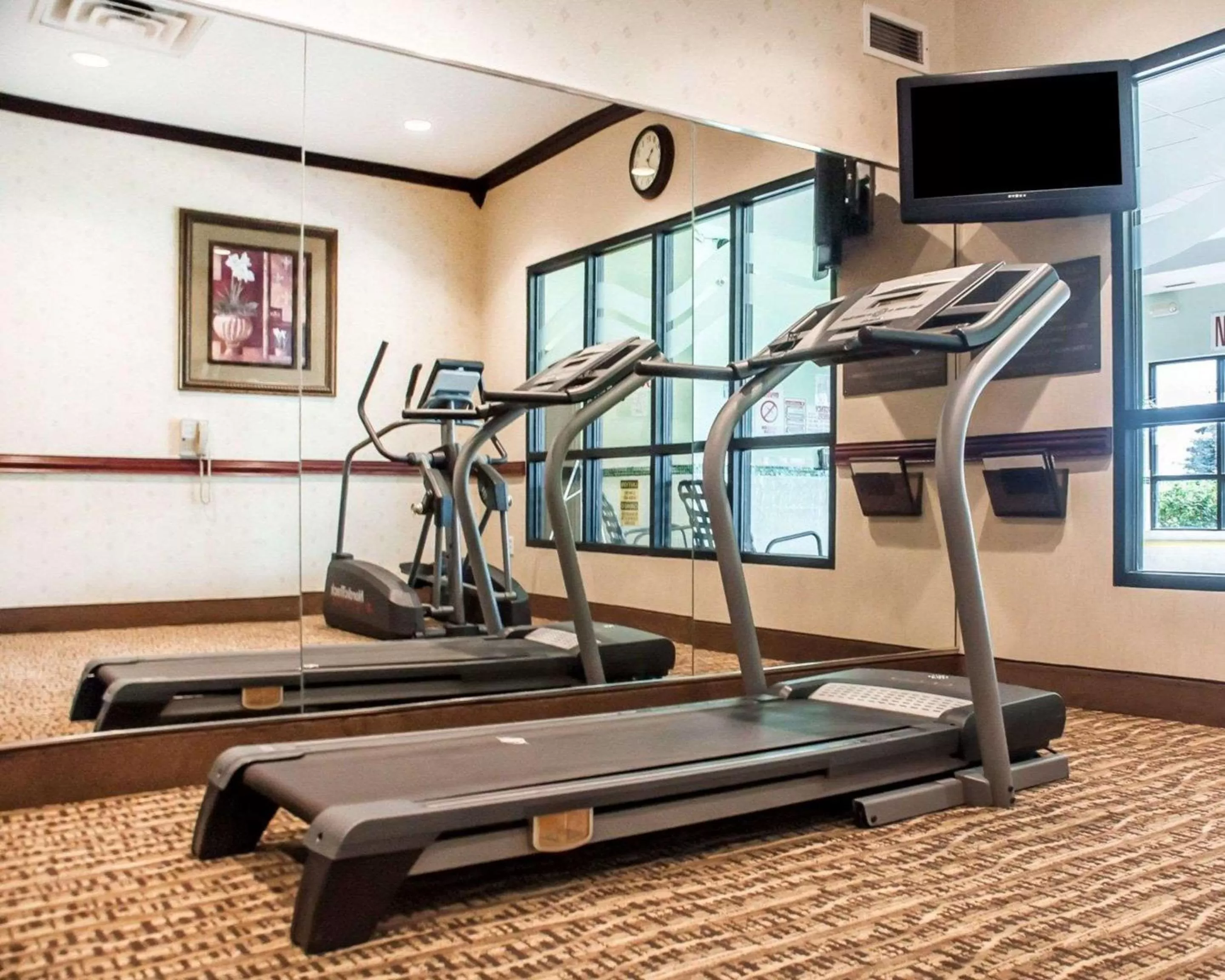 Fitness centre/facilities in Quality Inn Near Walden Galleria Mall