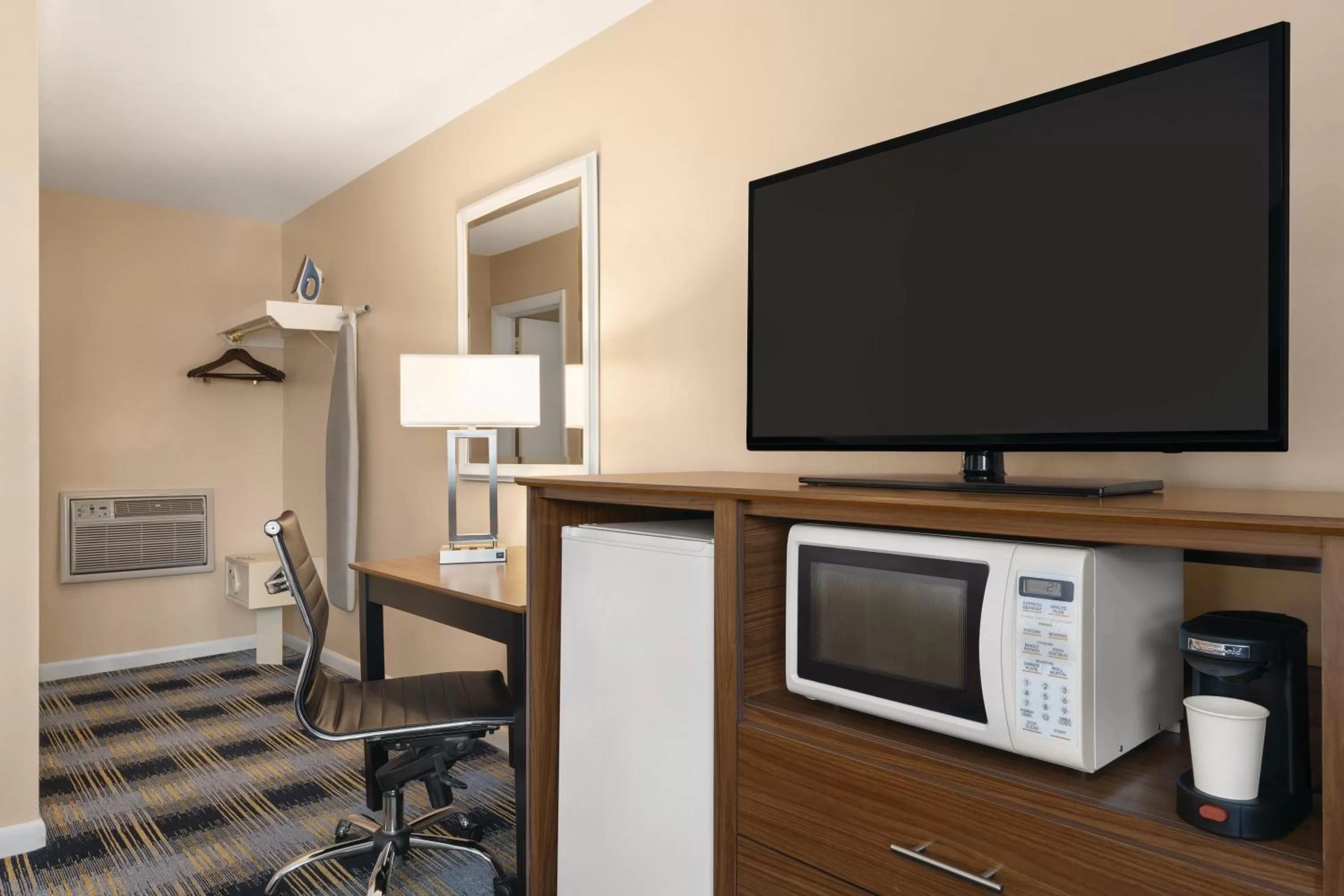 TV and multimedia in Days Inn by Wyndham Middletown/Newport Area