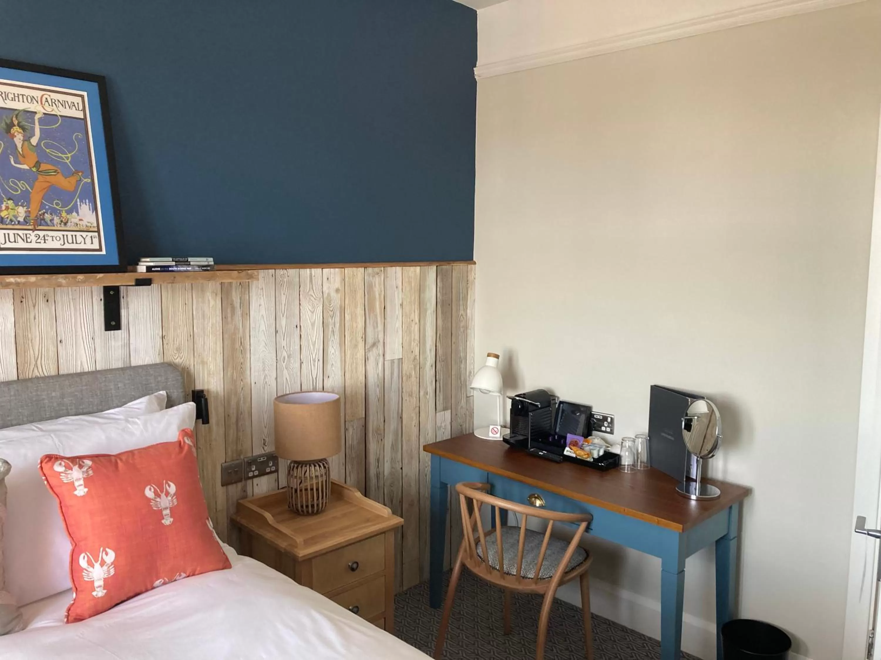 Bedroom, Bed in Downs Hotel