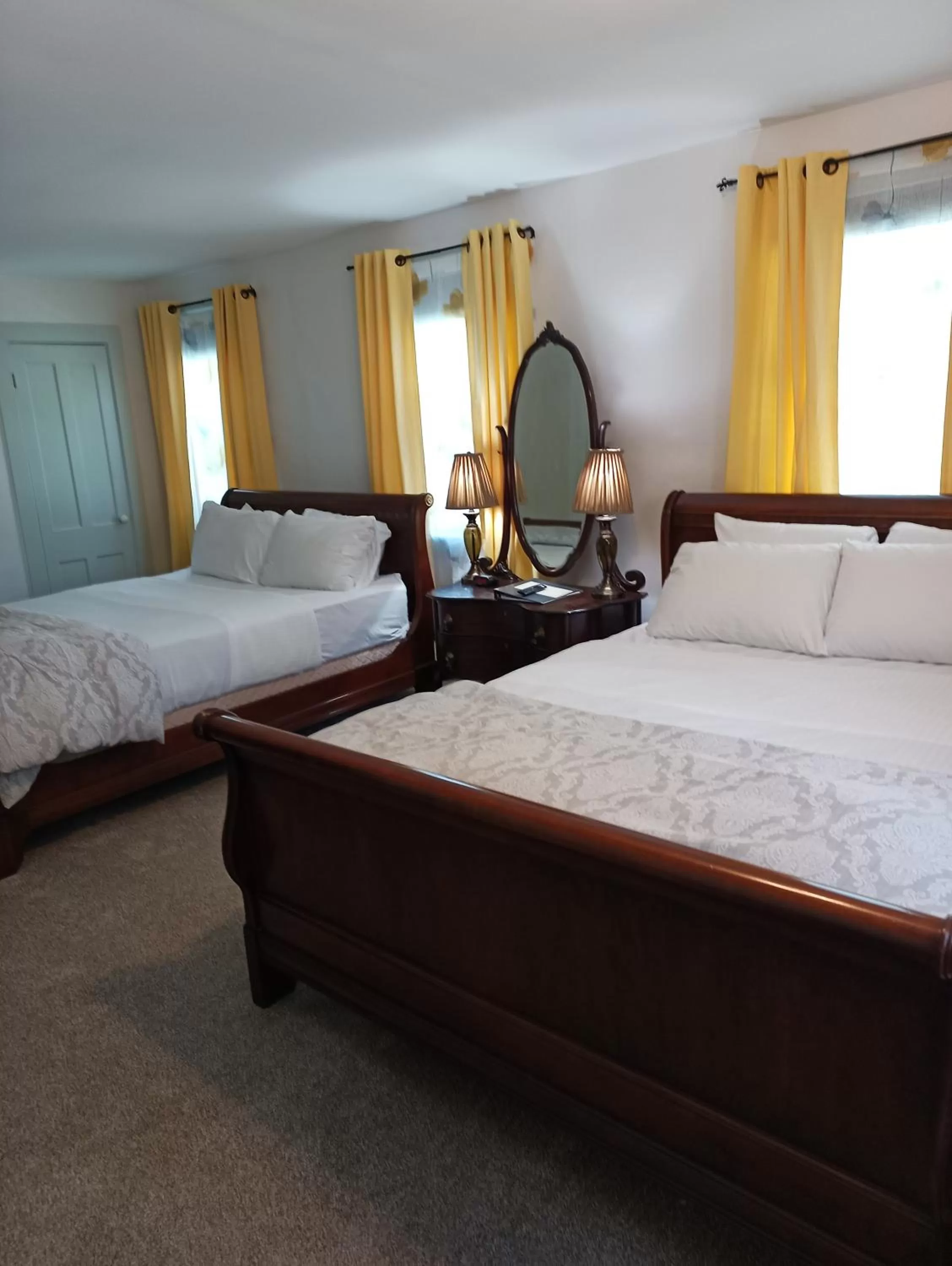 Photo of the whole room, Bed in Arlington Inn & Spa