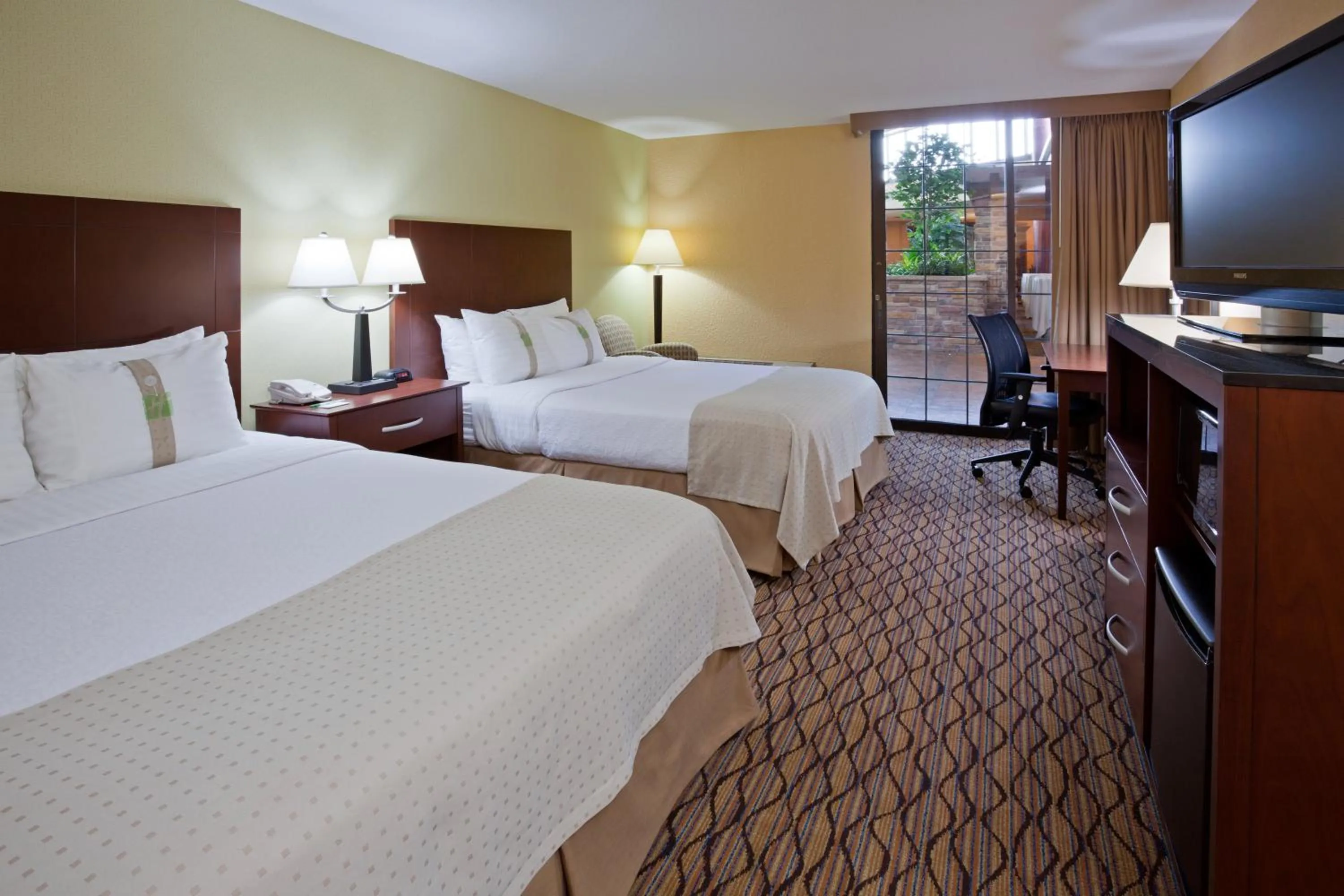 Photo of the whole room, Bed in Holiday Inn Bloomington Airport South-Mall Area by IHG