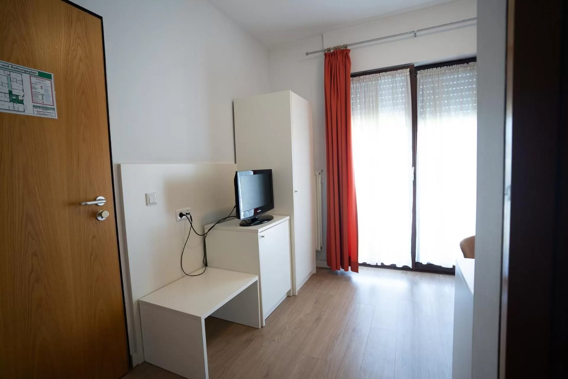 hair dresser, TV/Entertainment Center in AP Hotel Viernheim am Kapellenberg