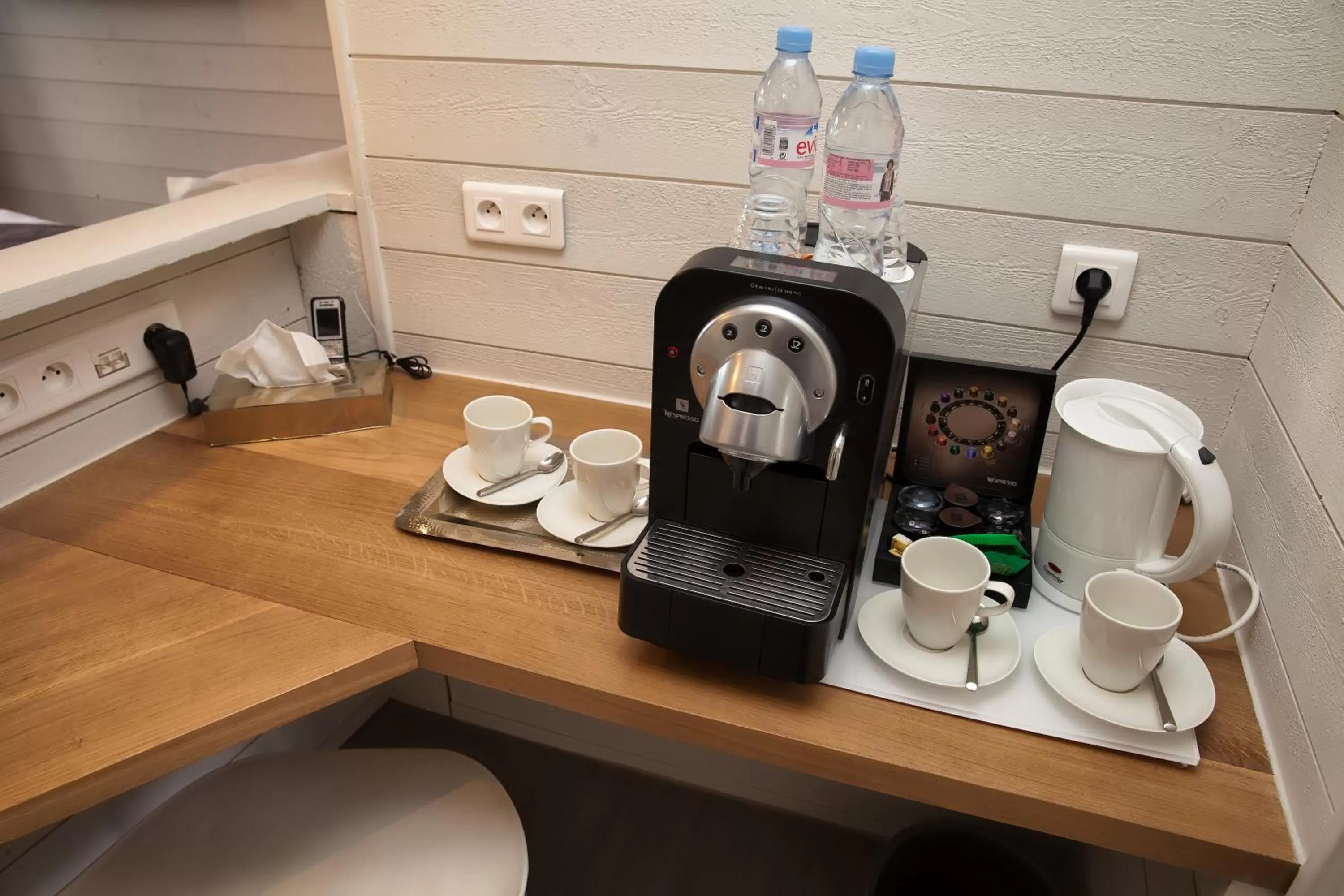 Coffee/tea facilities in The Originals Hôtel Le Cise Restaurant Chambres et Suites