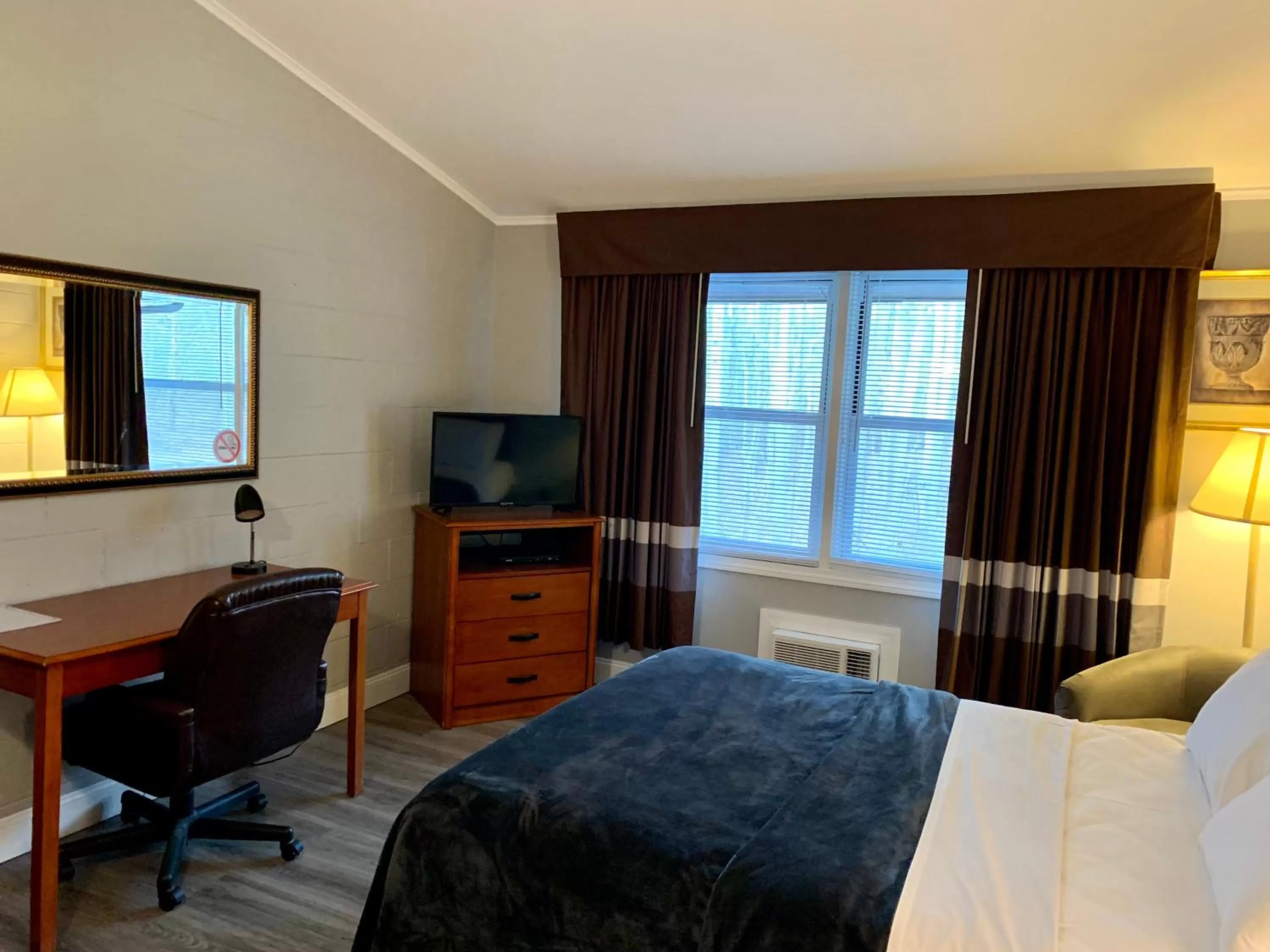 Bed in Hill Top Motel