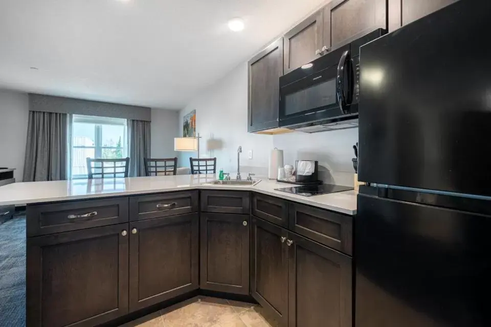 Deluxe King Suite - single occupancy in Independence Stay Hotel and Long term suites Deluxe King Suite - single occupancy in Independence Stay Hotel and Long term suites